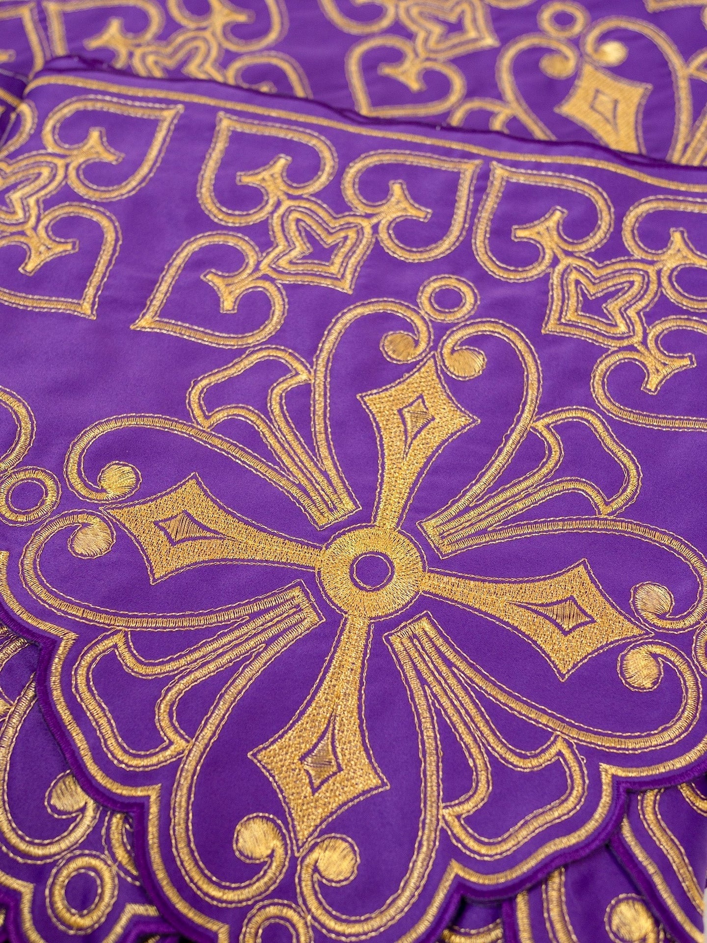 Meter mit Frontstickerei Rosette Violett - MESSGEWANDER.DE