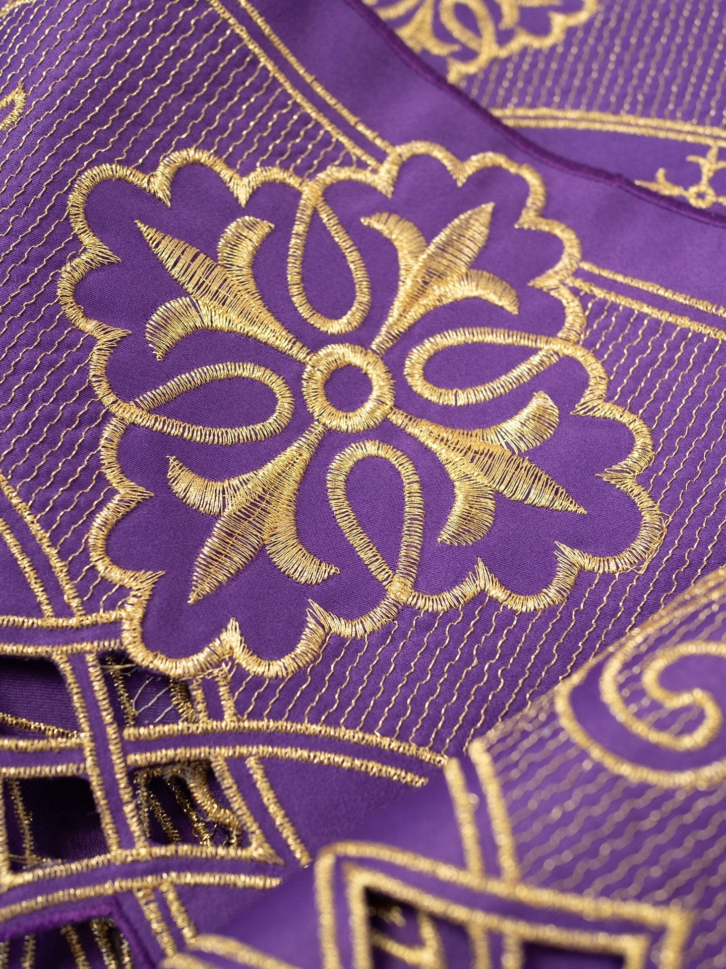 Meter mit Frontstickerei Rosette Violett - MESSGEWANDER.DE