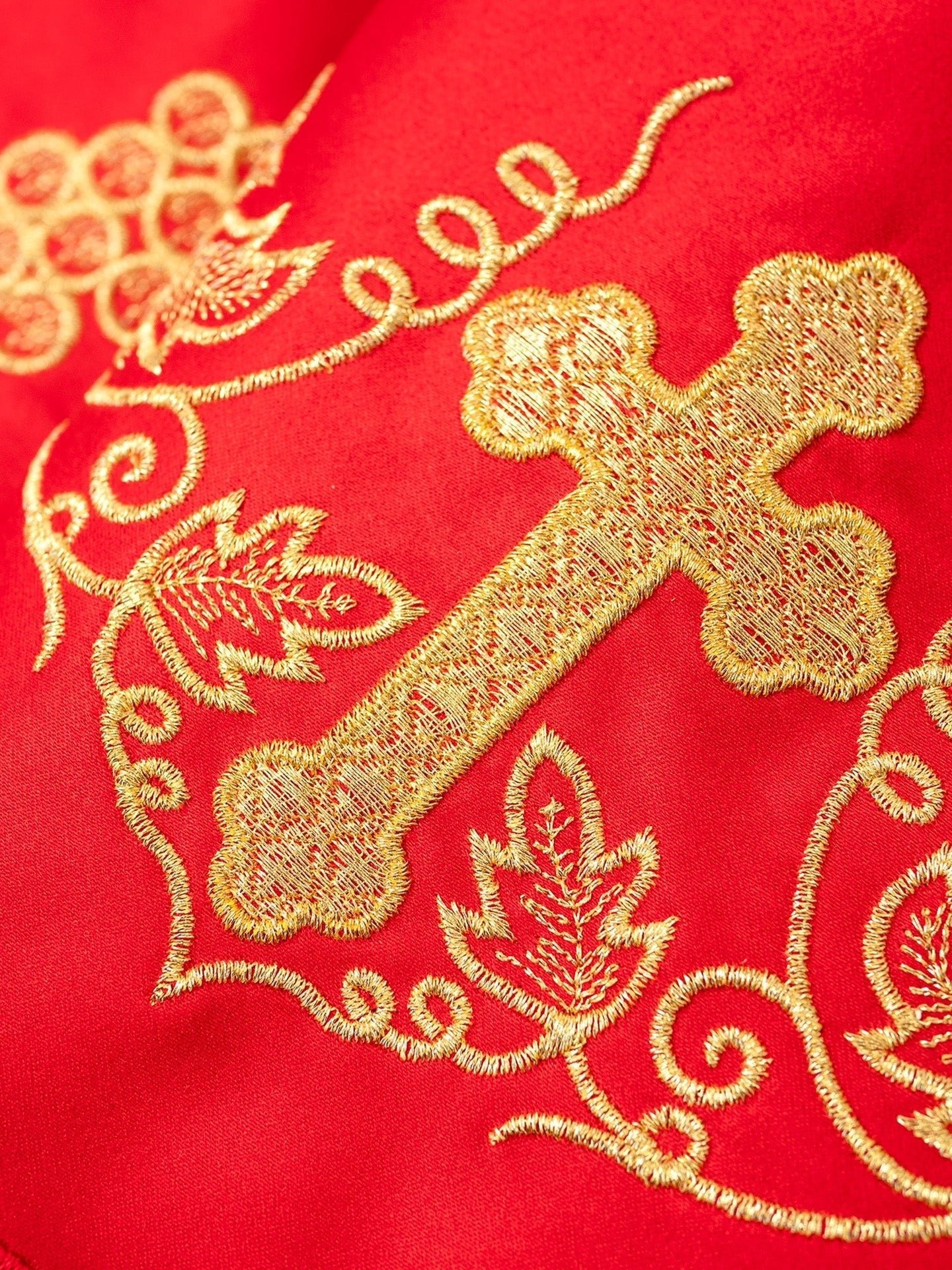 Meterware mit Stickerei vorne Kreuz und Trauben Rot - MESSGEWANDER.DE
