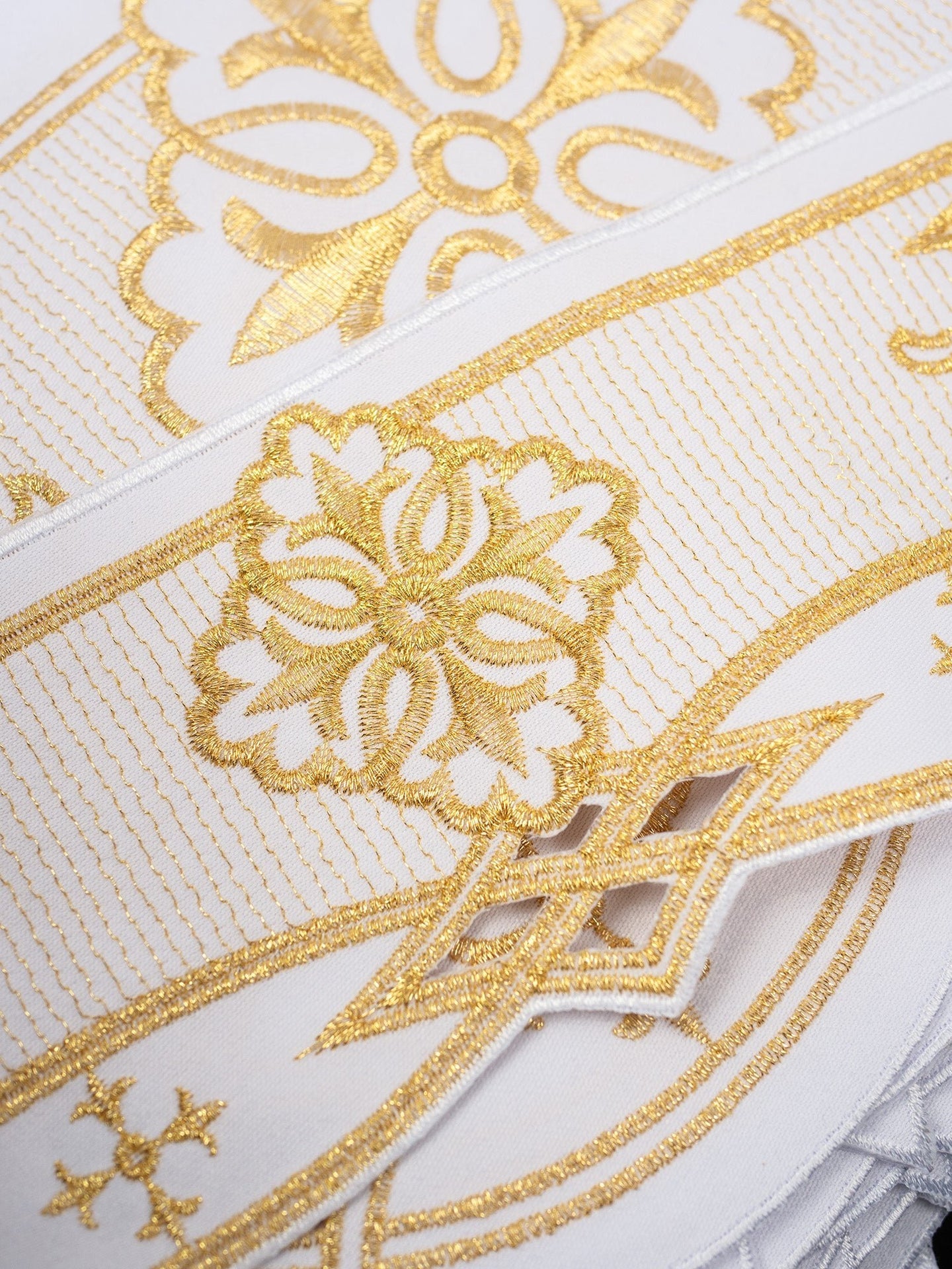 Metraż z haftem czołowym Rozeta Biały