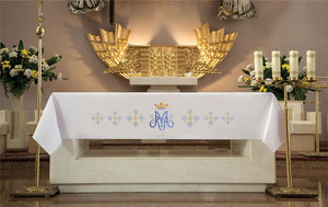 Obrus ołtarzowy z niebieskim haftem czołowym maryjnym