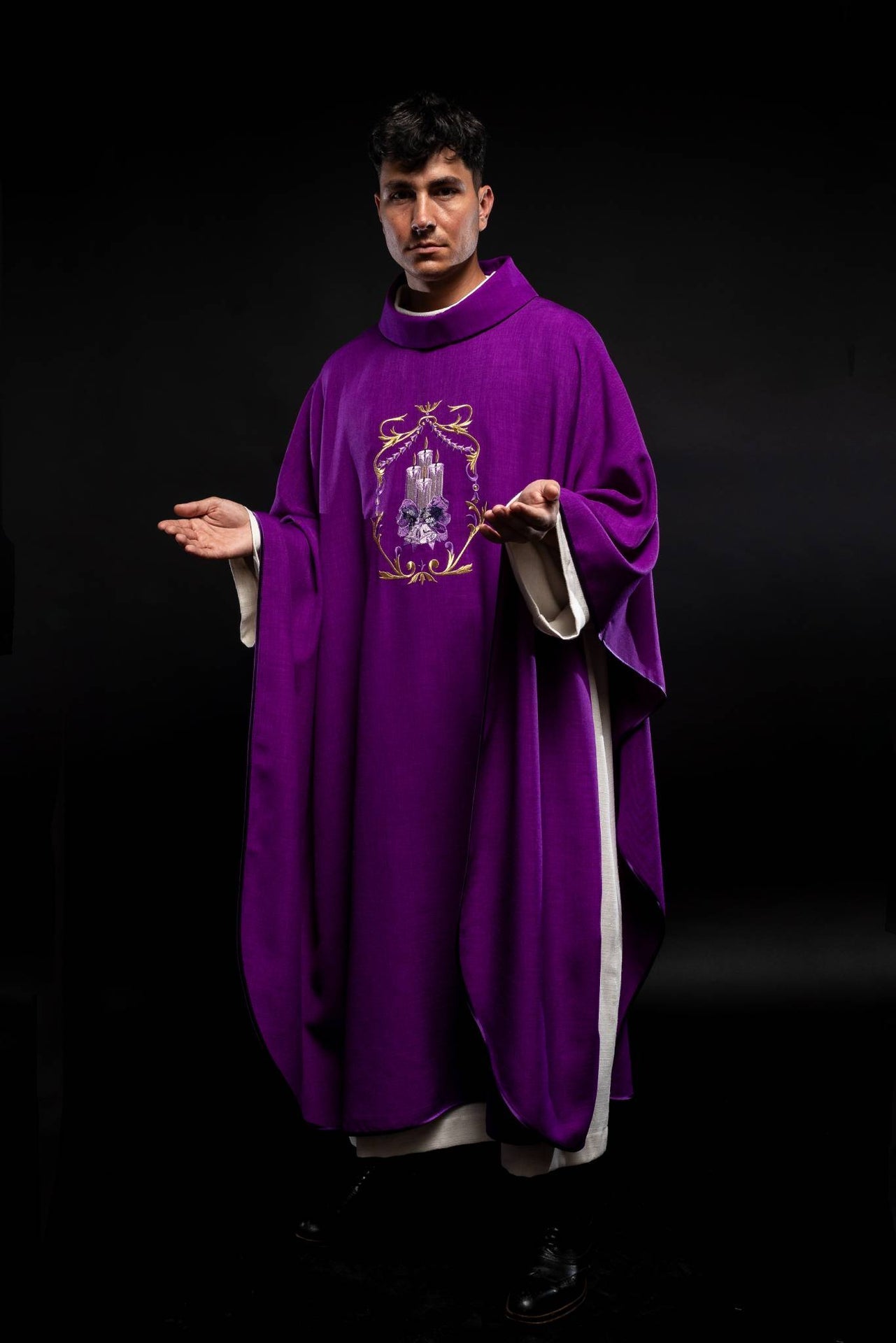 Ornat adwentowy z haftem świec