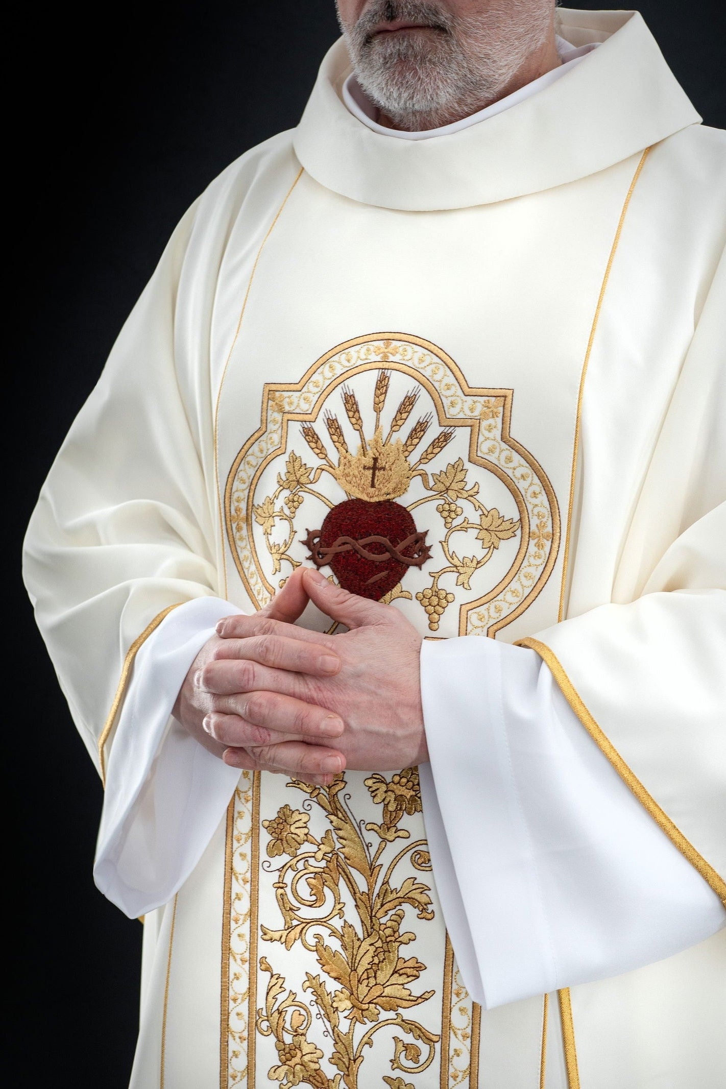 Messgewand, reich bestickt mit dem Symbol des Herzens Jesu und PAX - Ecru