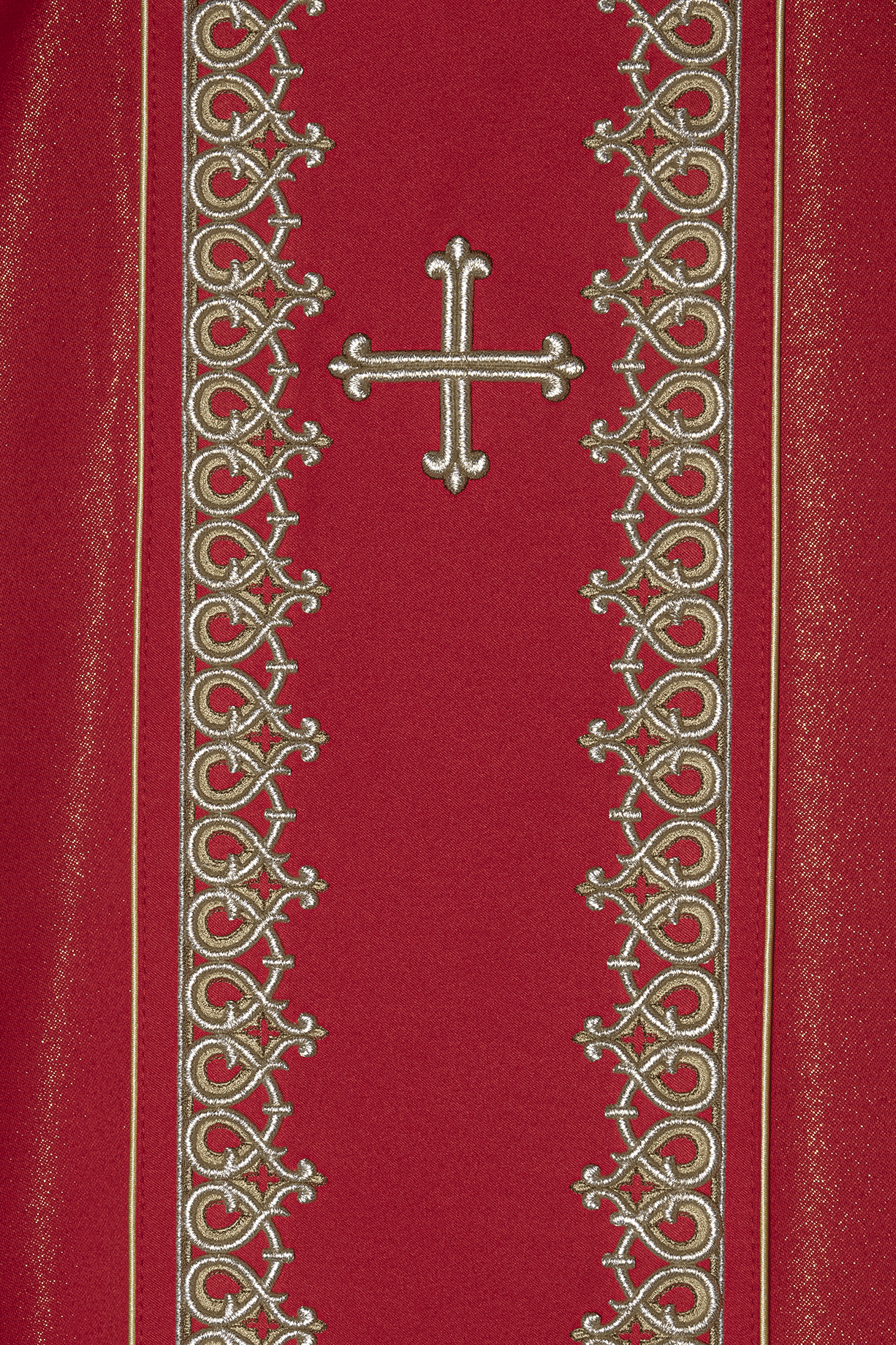 Gesticktes rotes Messgewand mit kleinem Kreuz und Ornamenten