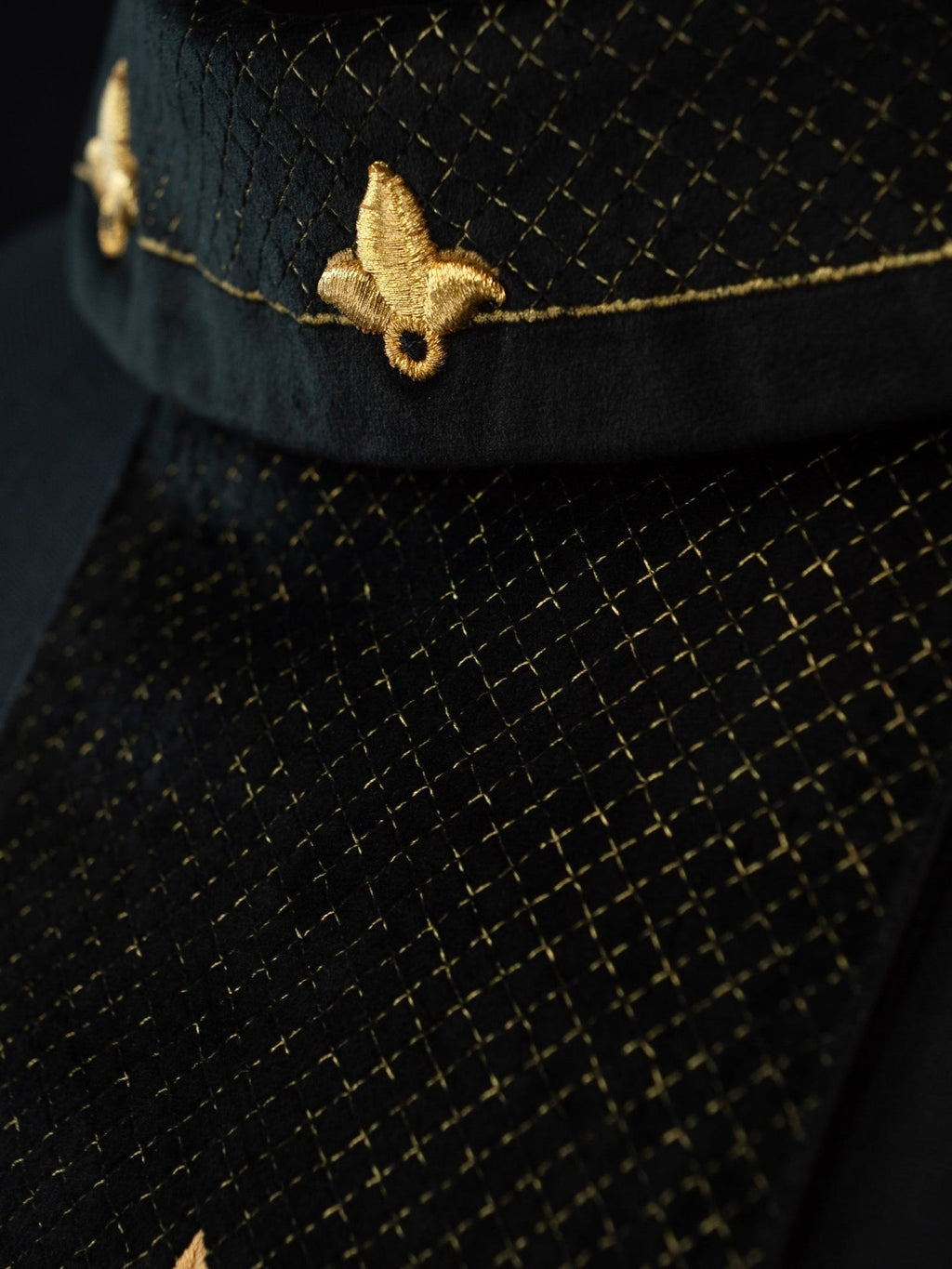 Ornat haftowany na aksamicie z symbolem Krzyż Czarny