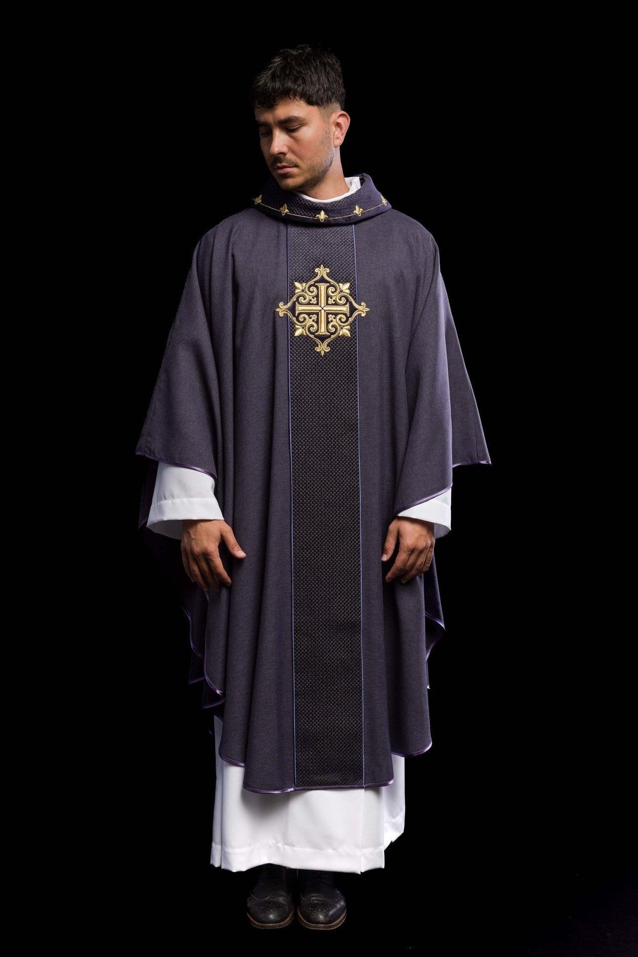 Ornat haftowany na aksamicie z symbolem Krzyż Fioletowy