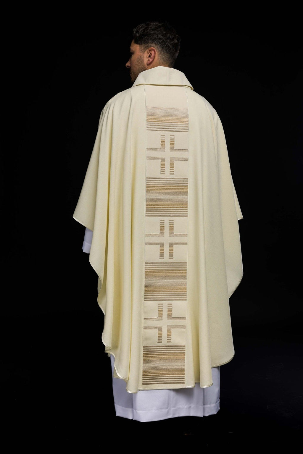 Ornat haftowany z Krzyżami w kolorze ecru