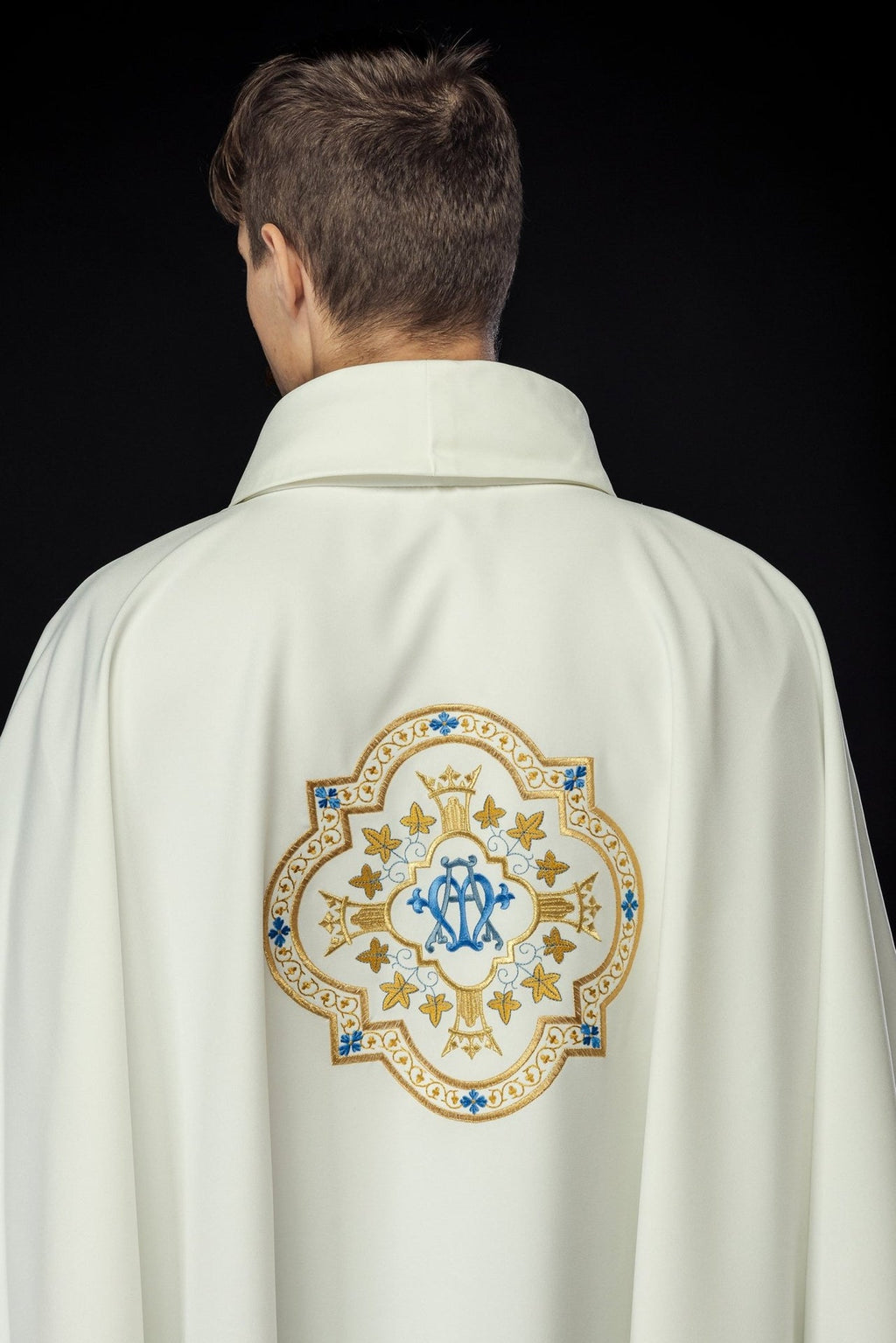 Ornat haftowany z motywem Maryjnym ecru