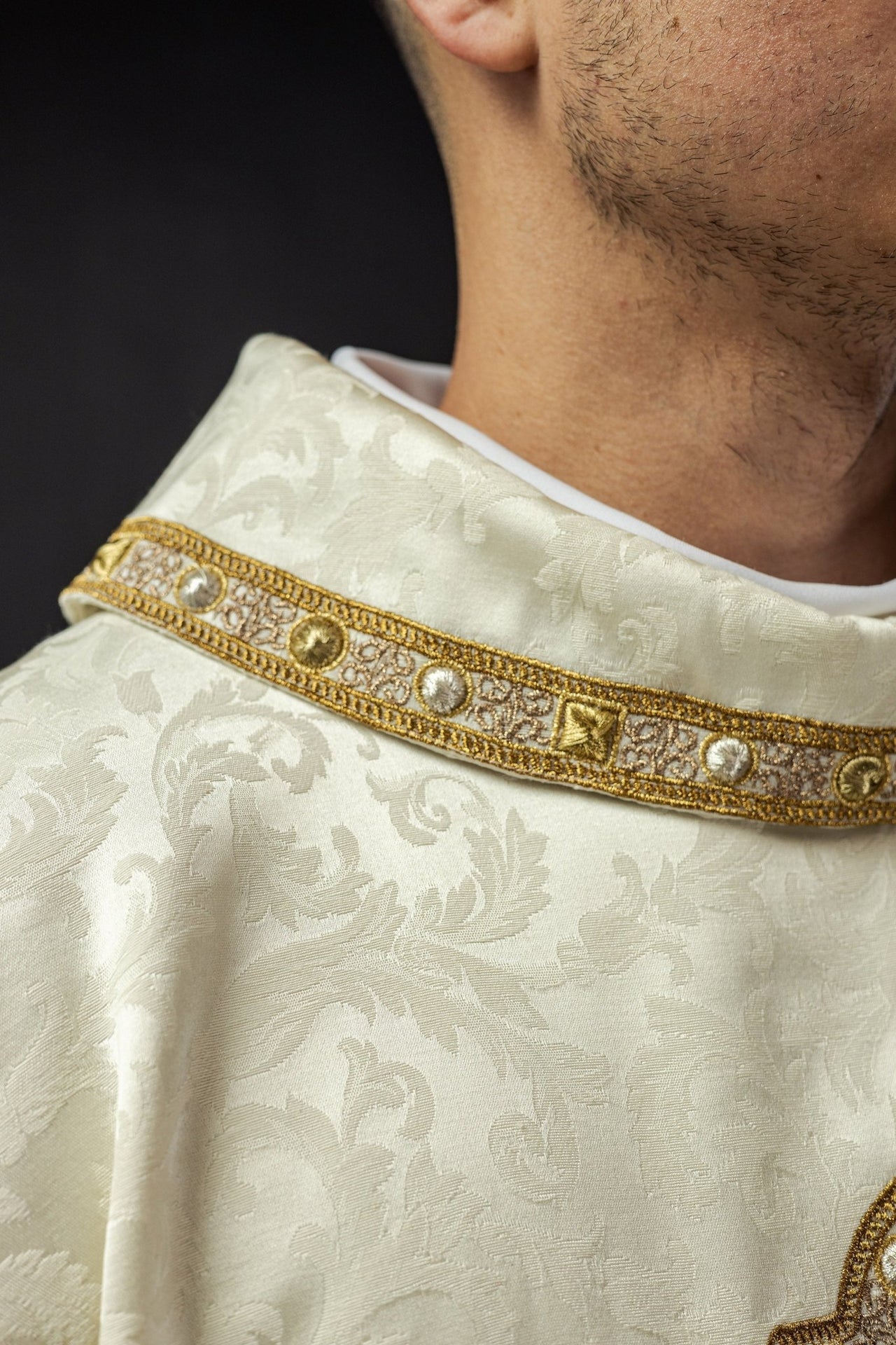 Ornat haftowany z motywem Serca Maryi na żakardzie