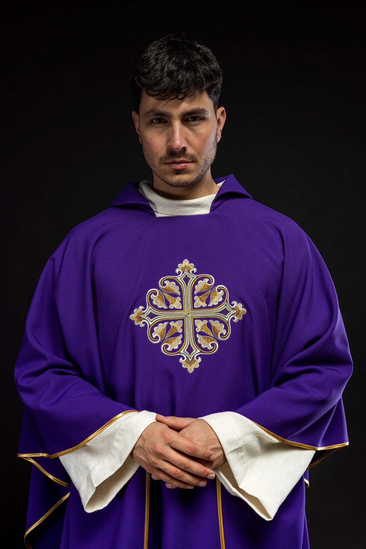 Ornat haftowany z ozdobionym krzyżem i szerokim kołnierzem fioletowy