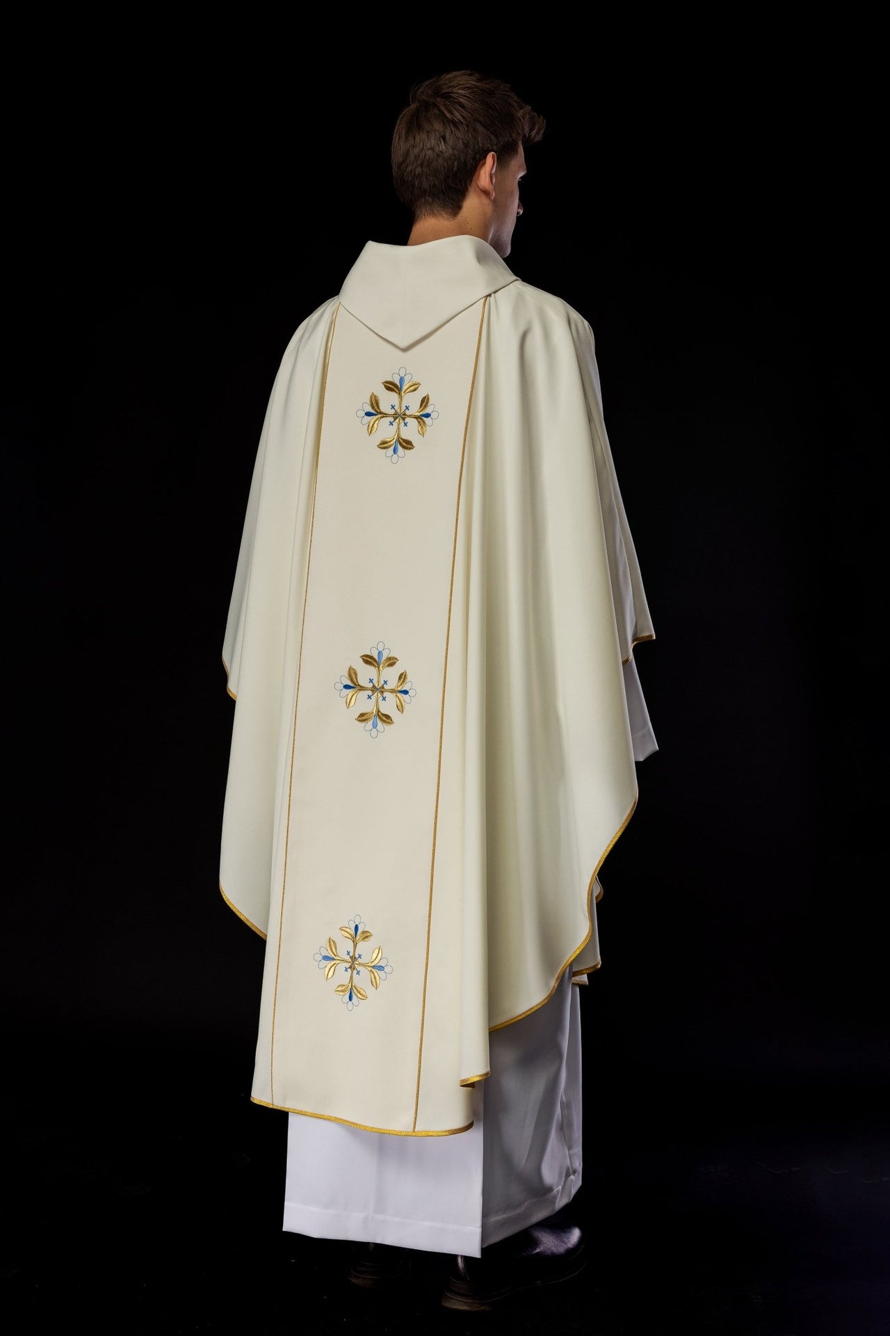 Ornat haftowany z wizerunkiem Matki Bożej Niepokalanej