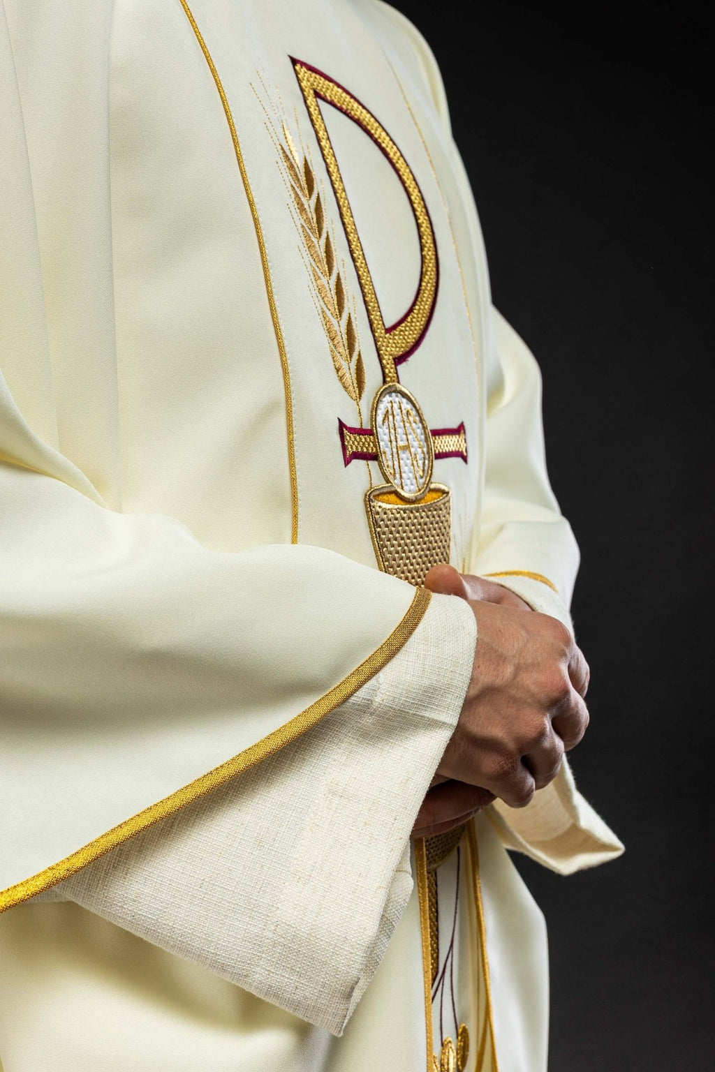 Ornat haftowany z wzorem Kielicha IHS w kolorze ecru