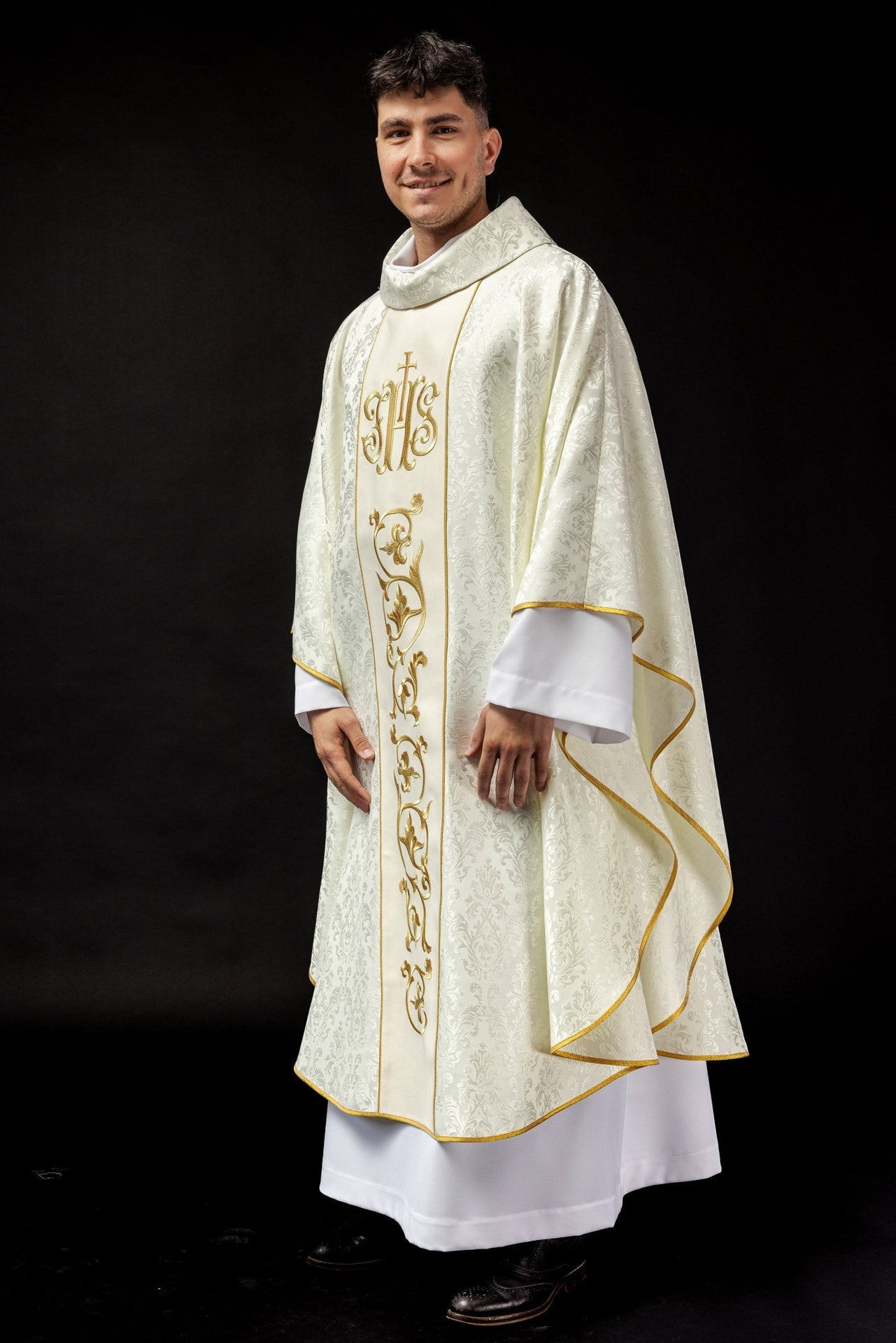 Ornat liturgiczny ecru z bogato zdobionym pasem IHS