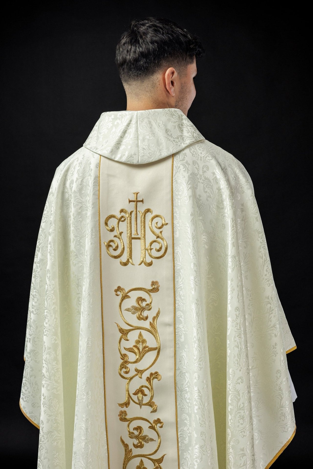 Ornat liturgiczny ecru z bogato zdobionym pasem IHS