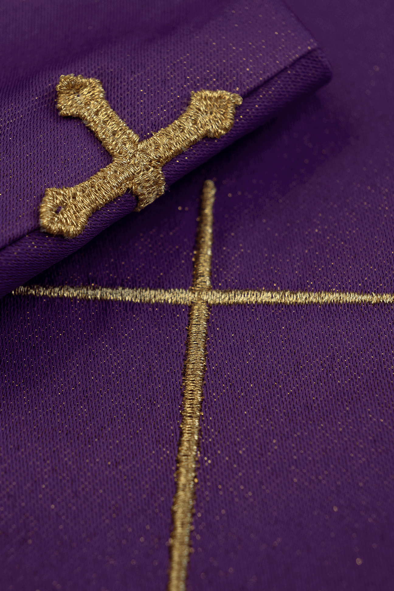 Gesticktes violettes liturgisches Messgewand mit Kreuz und Dekoration