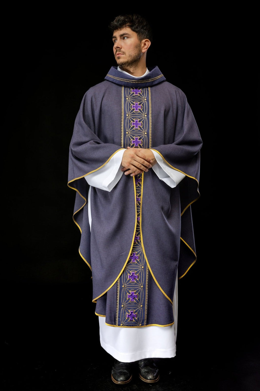 Ornat liturgiczny z bogato zdobionym pasem w krzyże w kolorze fioletowym