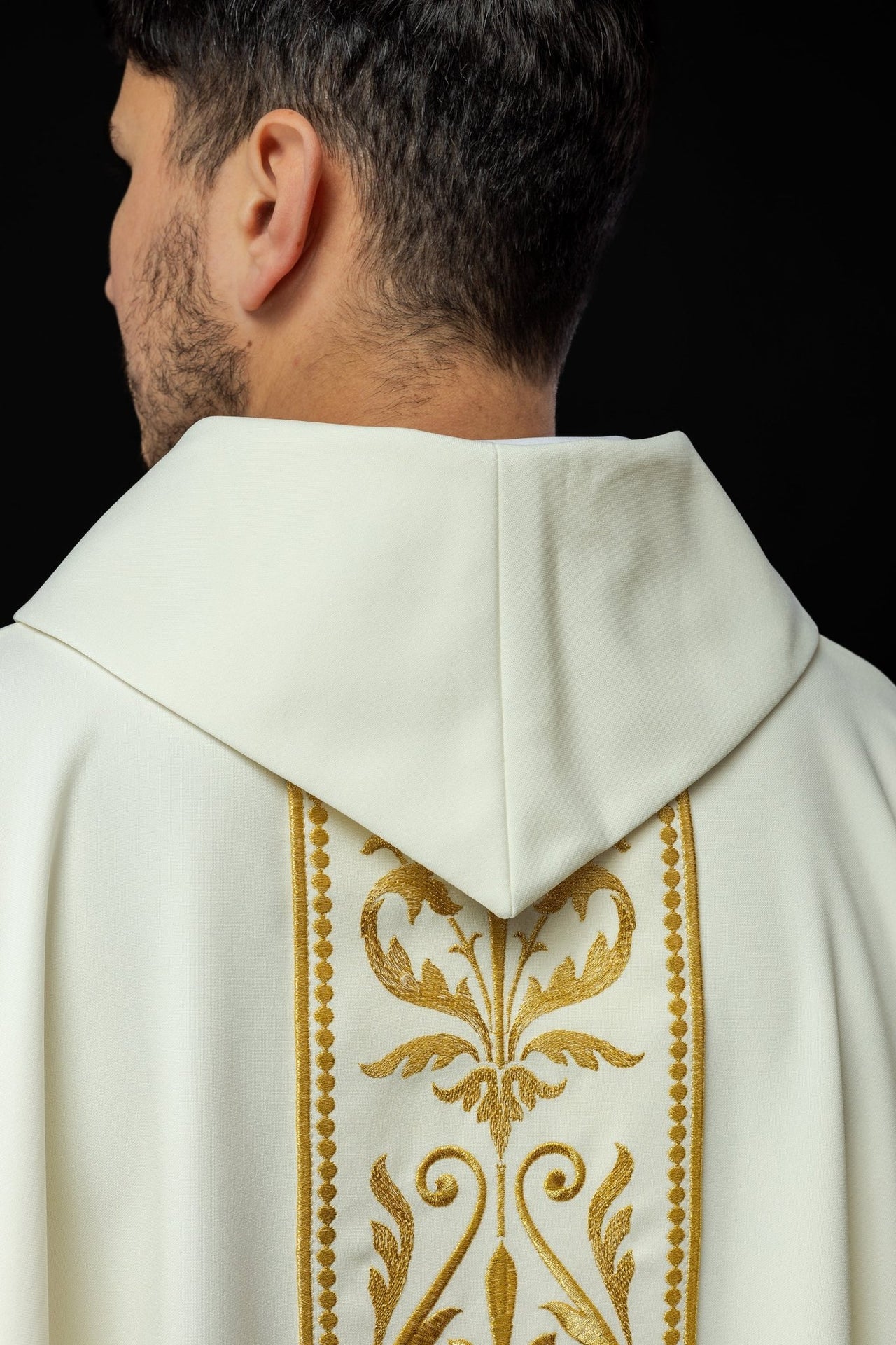 Ornat liturgiczny z haftowanym pasem w kolorze ecru