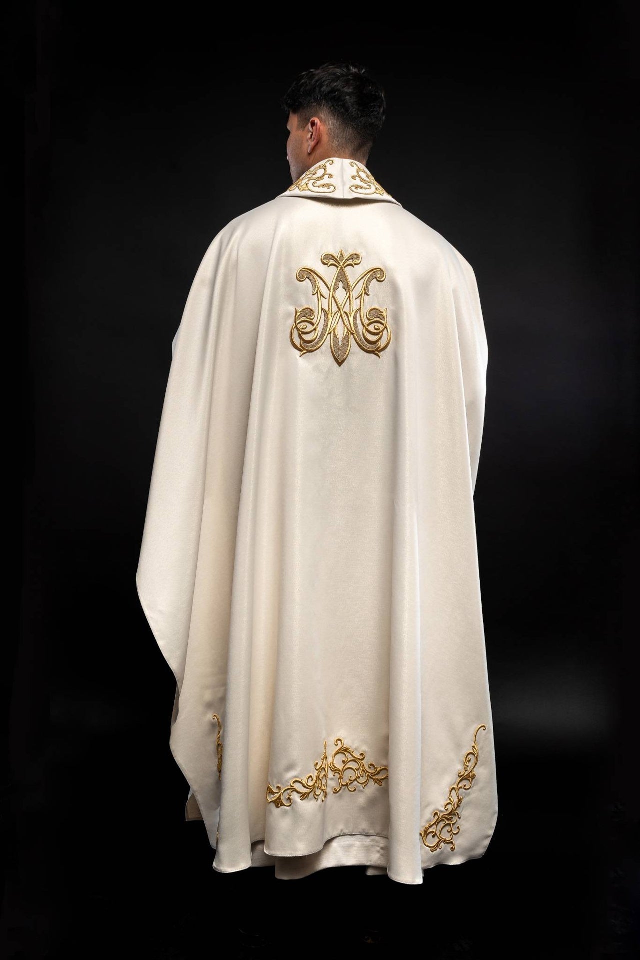 Ornat liturgiczny z wizerunkiem Matki Bożej Tulącej