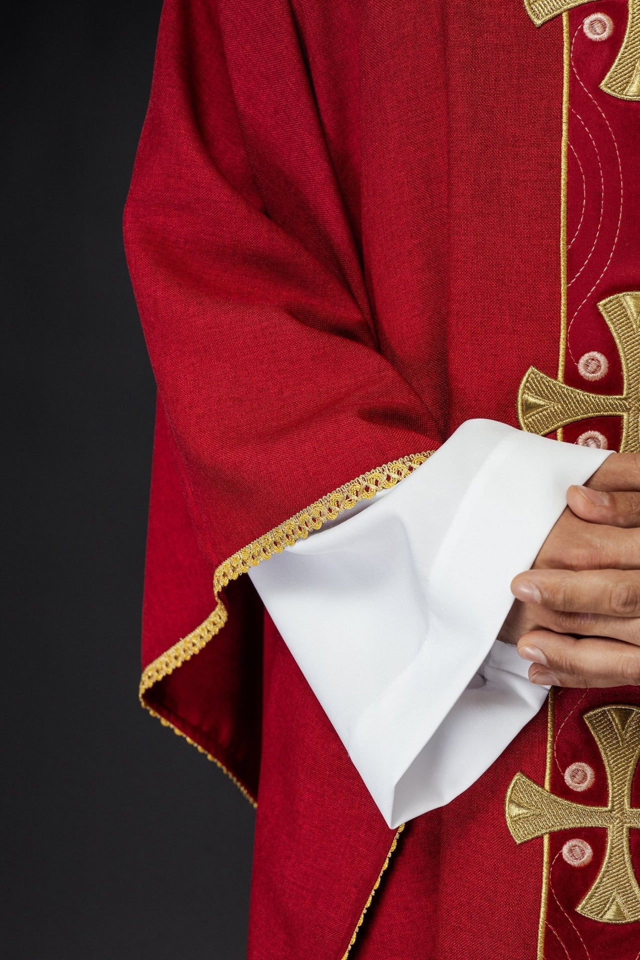 Ornat w haftowane złote krzyże i lamówkę na kołnierzu w kolorze czerwonym