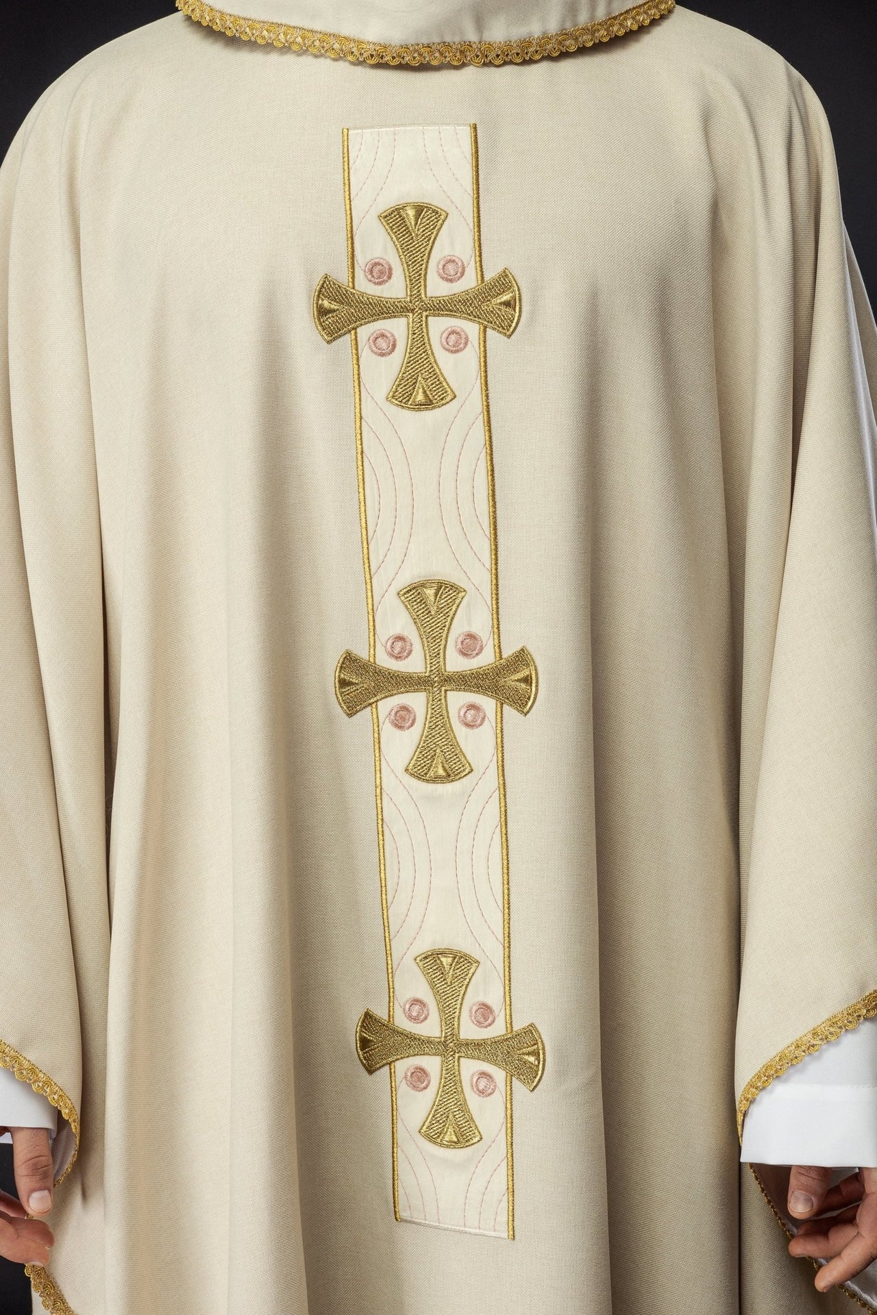 Ornat w haftowane złote krzyże i lamówkę na kołnierzu w kolorze ecru
