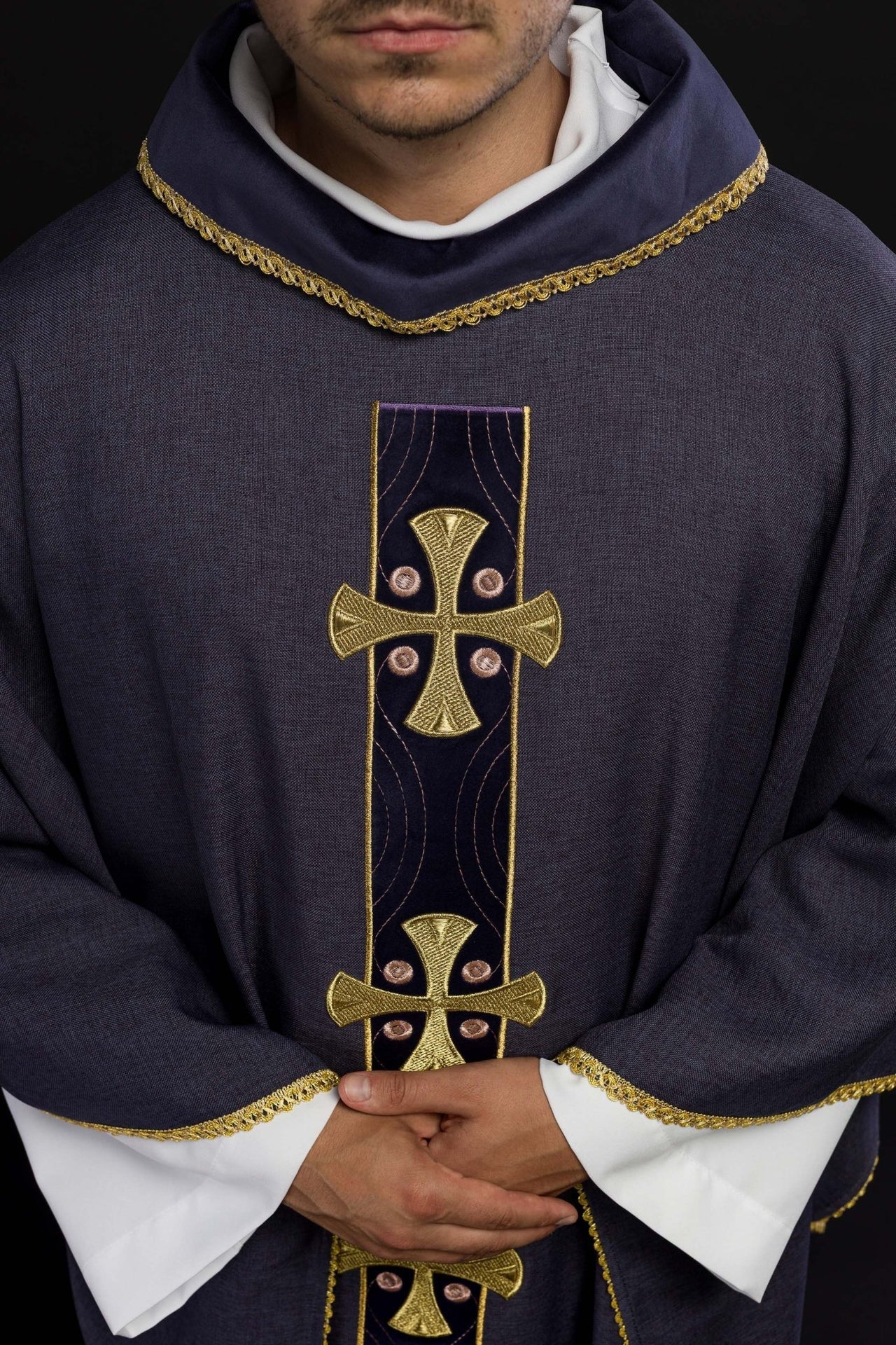 Ornat w haftowane złote krzyże i lamówkę na kołnierzu w kolorze fioletowym
