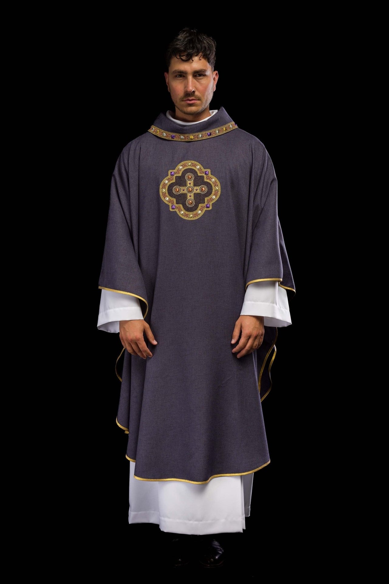 Ornat w kolorze fioletowym z haftowaną lamówką na kołnierzu i wokół haftu krzyża