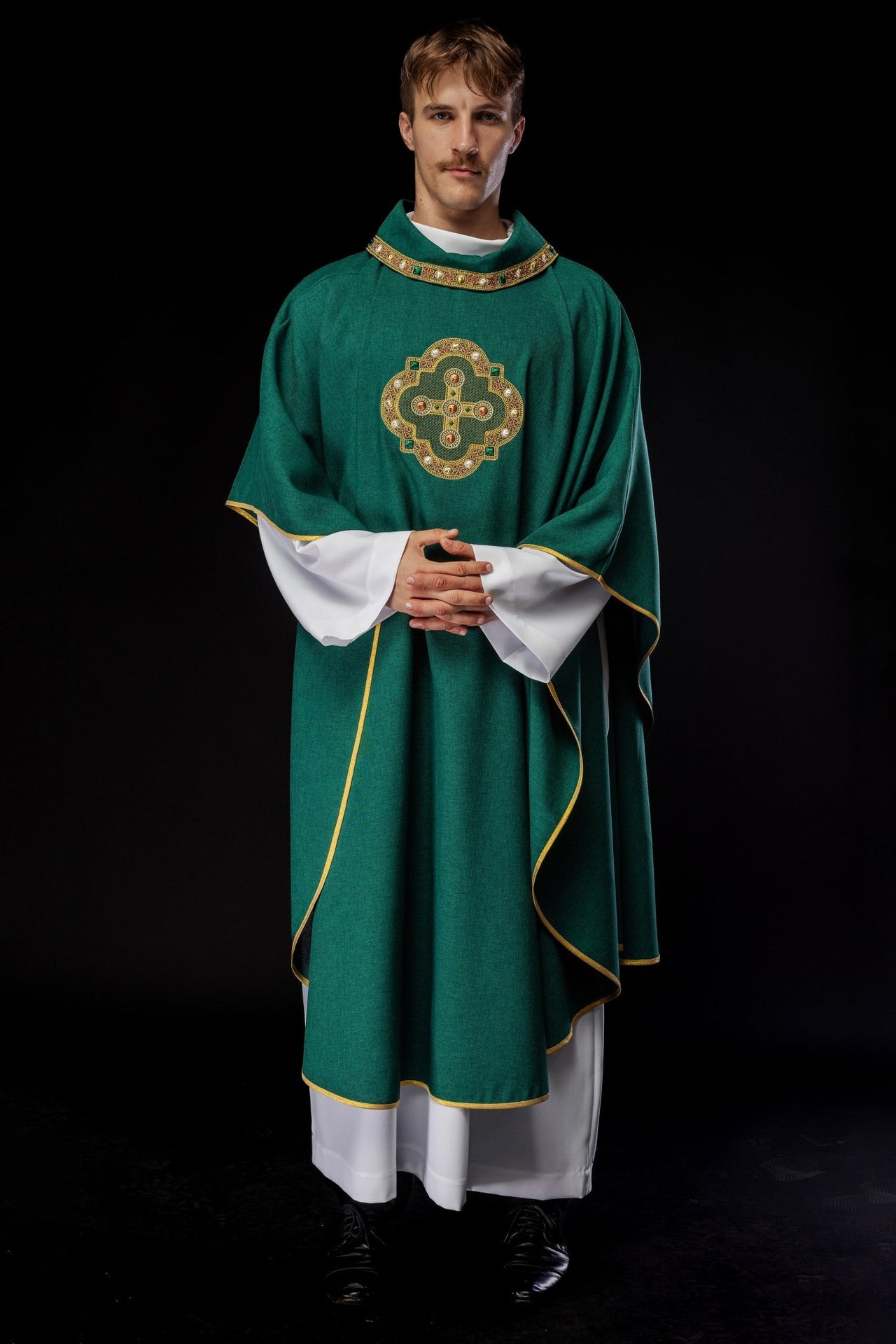 Ornat w kolorze zielonym z haftowaną lamówką na kołnierzu i wokół haftu krzyża