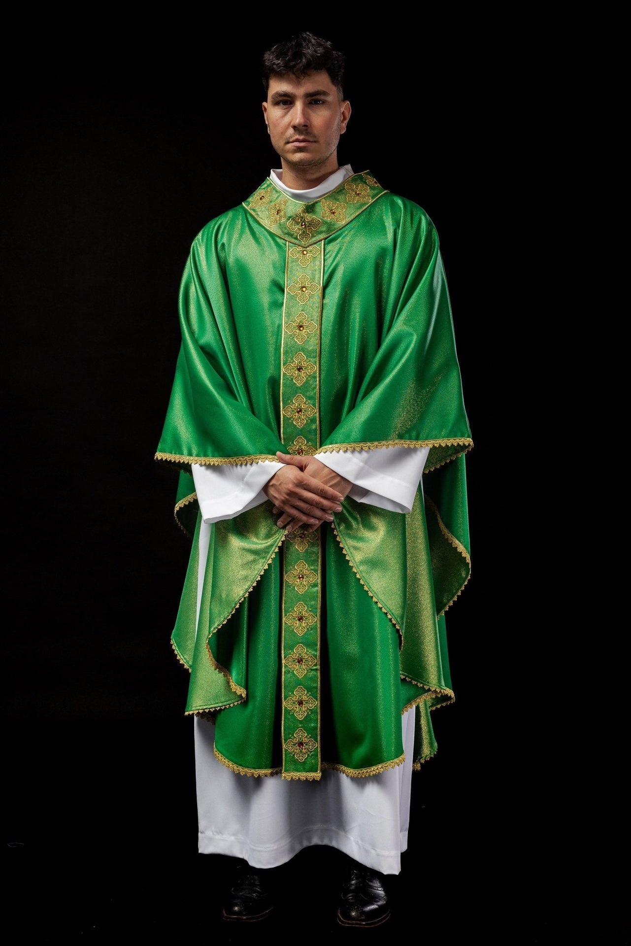 Ornat w kolorze zielonym z haftowanym pasem i kołnierzem ozdobiony kamieniami