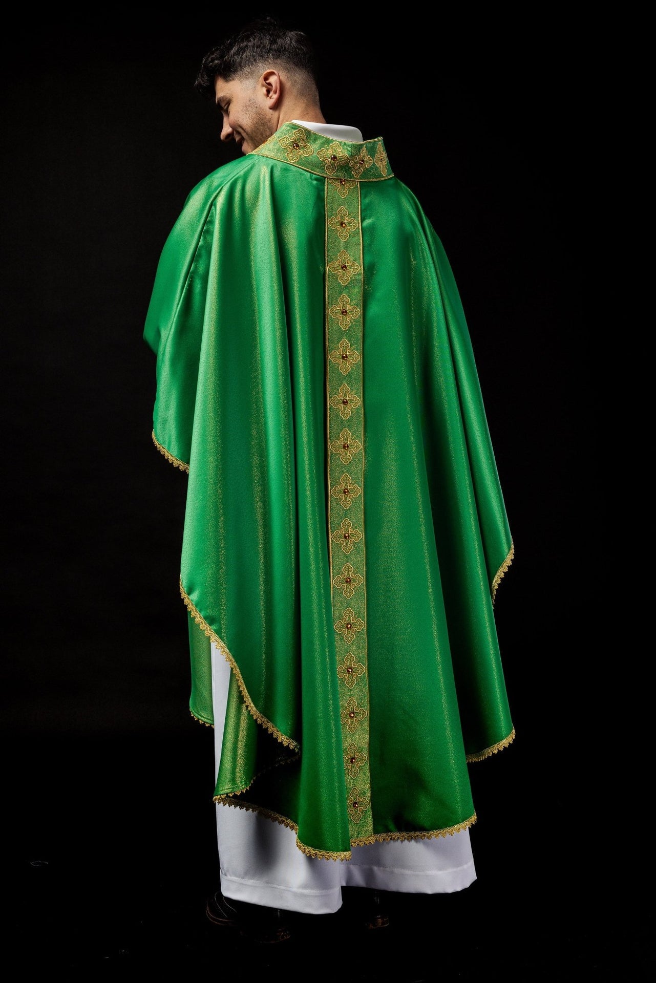 Ornat w kolorze zielonym z haftowanym pasem i kołnierzem ozdobiony kamieniami