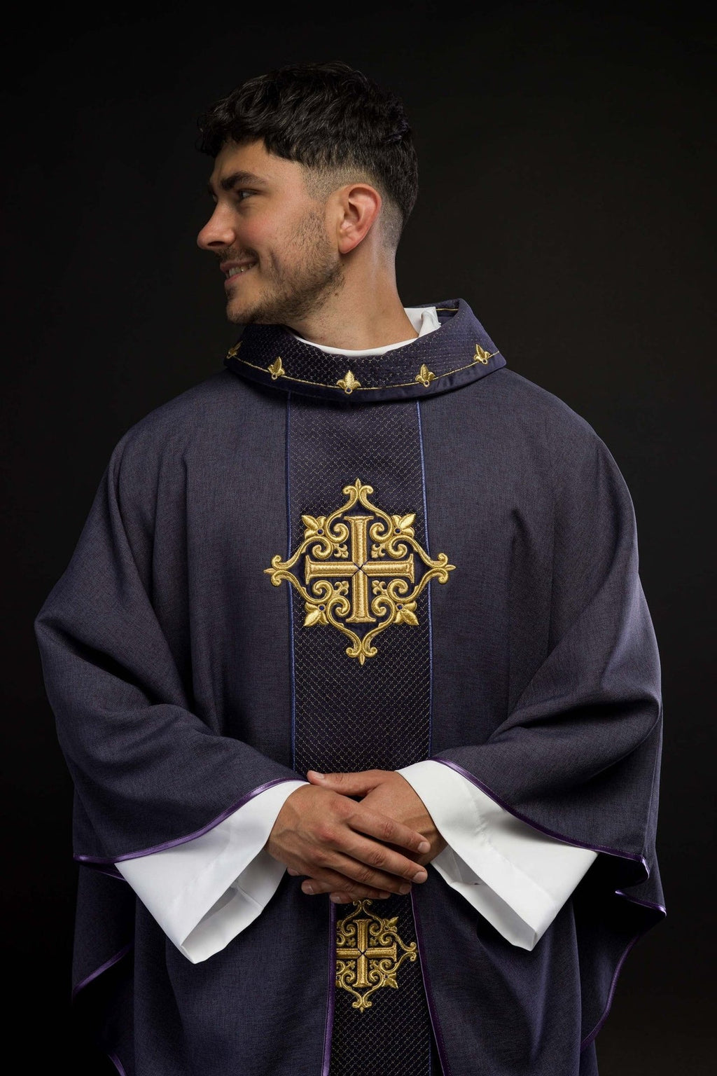 Ornat z aksamitnym fioletowym pasem i haftem krzyży