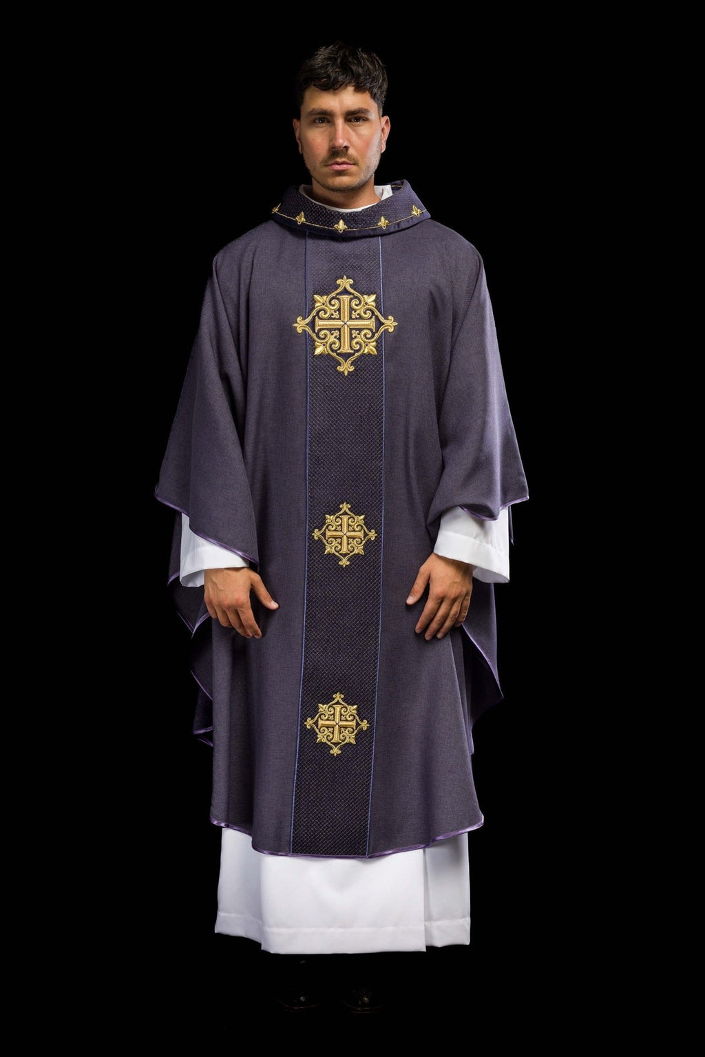 Ornat z aksamitnym fioletowym pasem i haftem krzyży