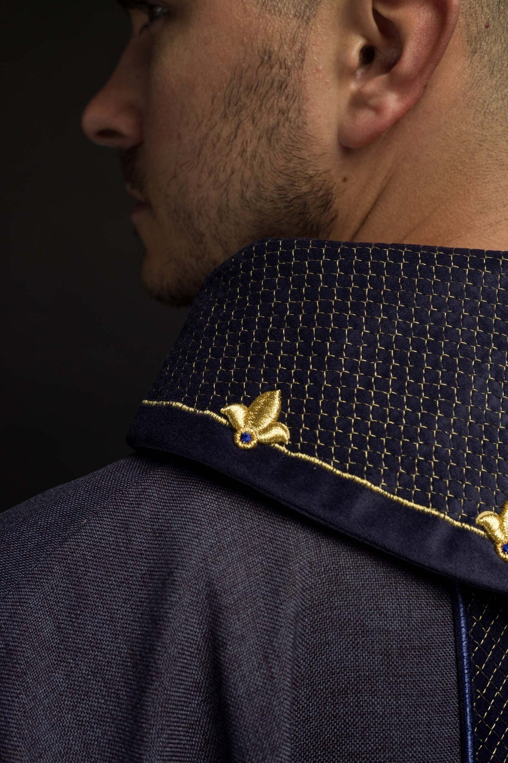 Ornat z aksamitnym fioletowym pasem i haftem krzyży