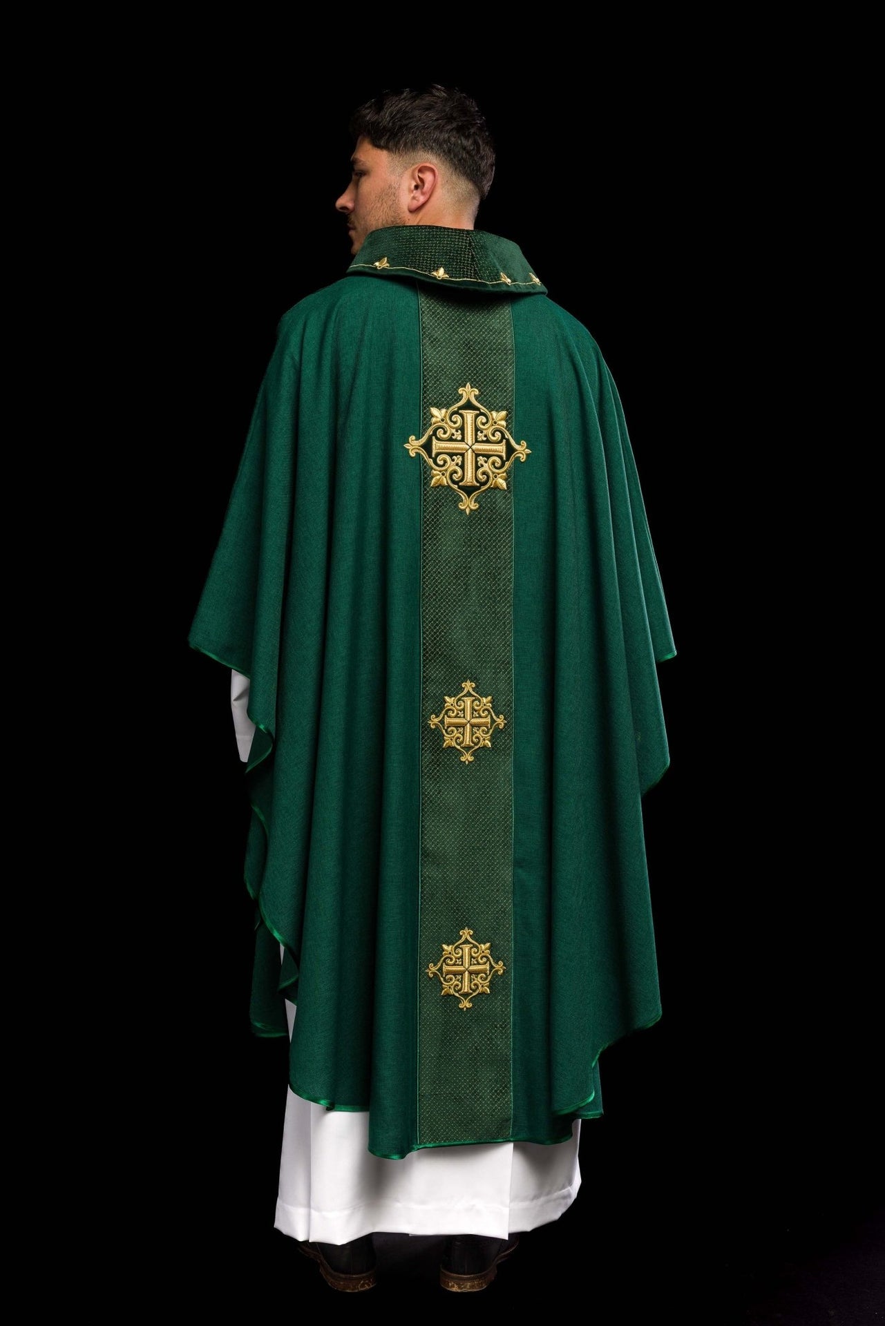 Ornat z aksamitnym zielonym pasem i haftem krzyży