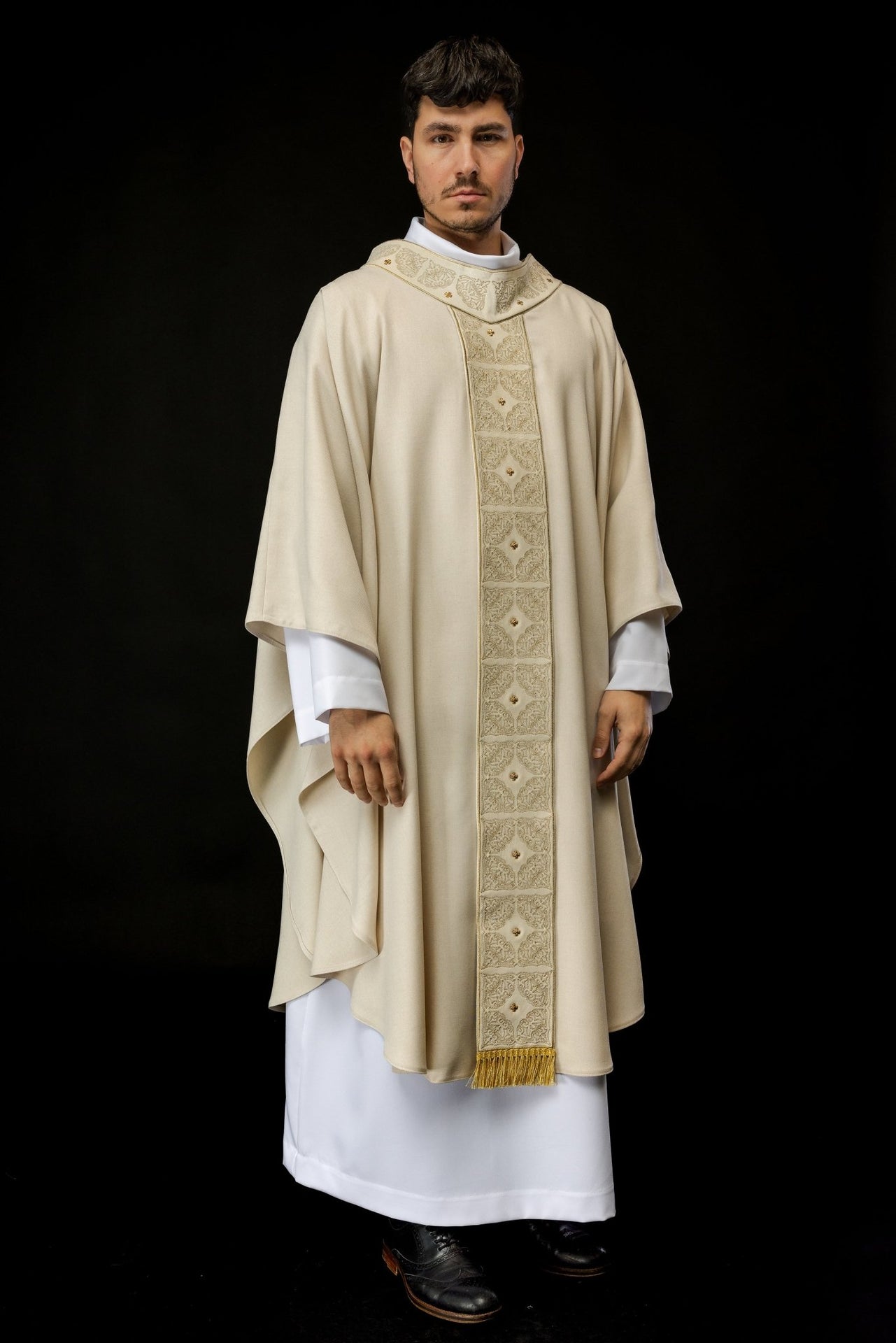 Ornat z bogato haftowanym pasem i kołnierzem w kolorze ecru