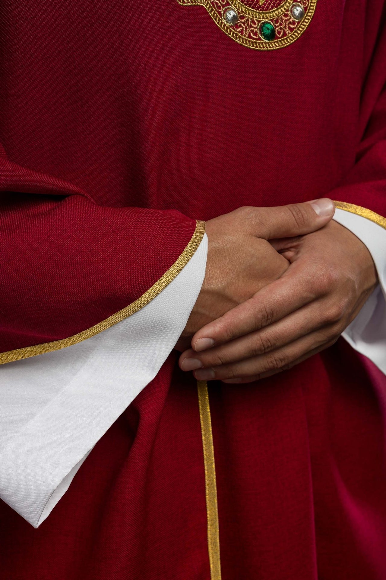Ornat z bogato haftowanym pasem i lamówką wokół haft IHS I kołnierza w kolorze czerwonym