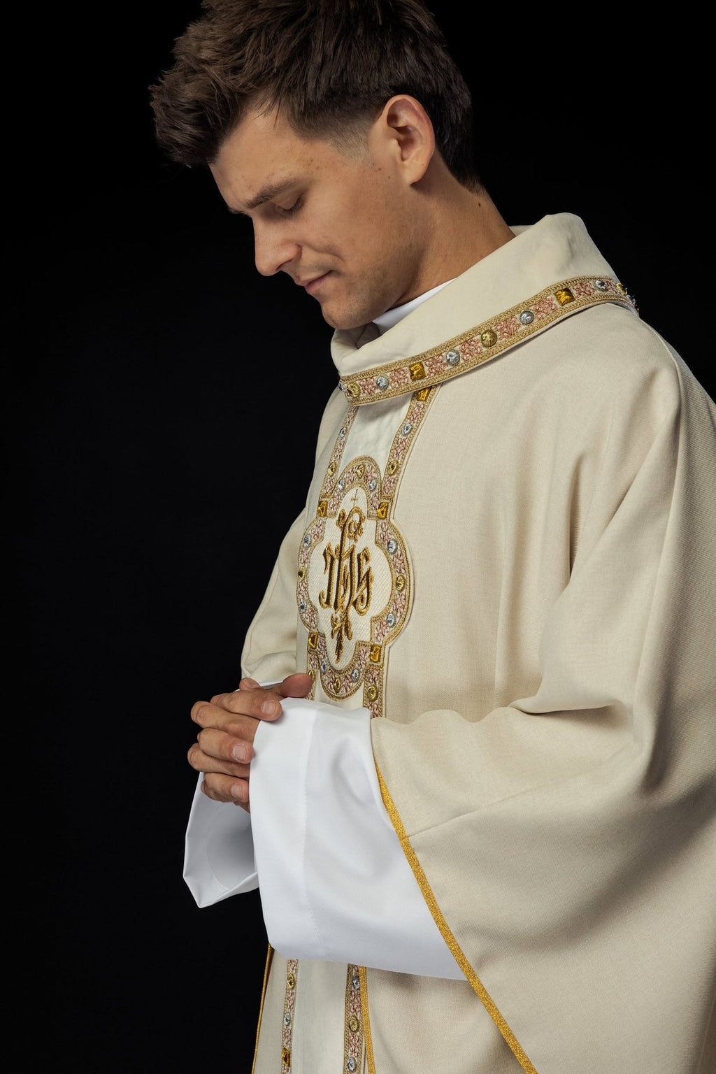 Ornat z bogato haftowanym pasem i lamówką wokół haftu IHS i kołnierza w kolorze ecru