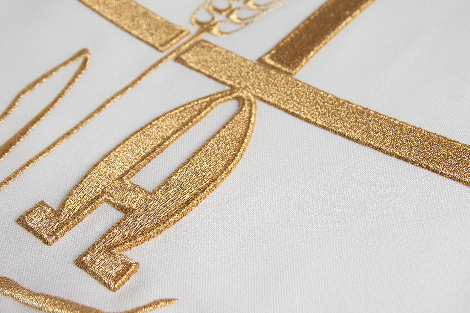 Ornat z haftem Alfa Omega w kolorze ecru