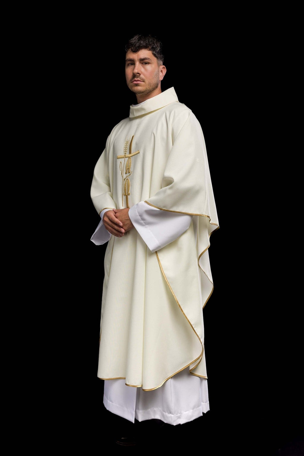 Ornat z haftem Alfa Omega w kolorze ecru