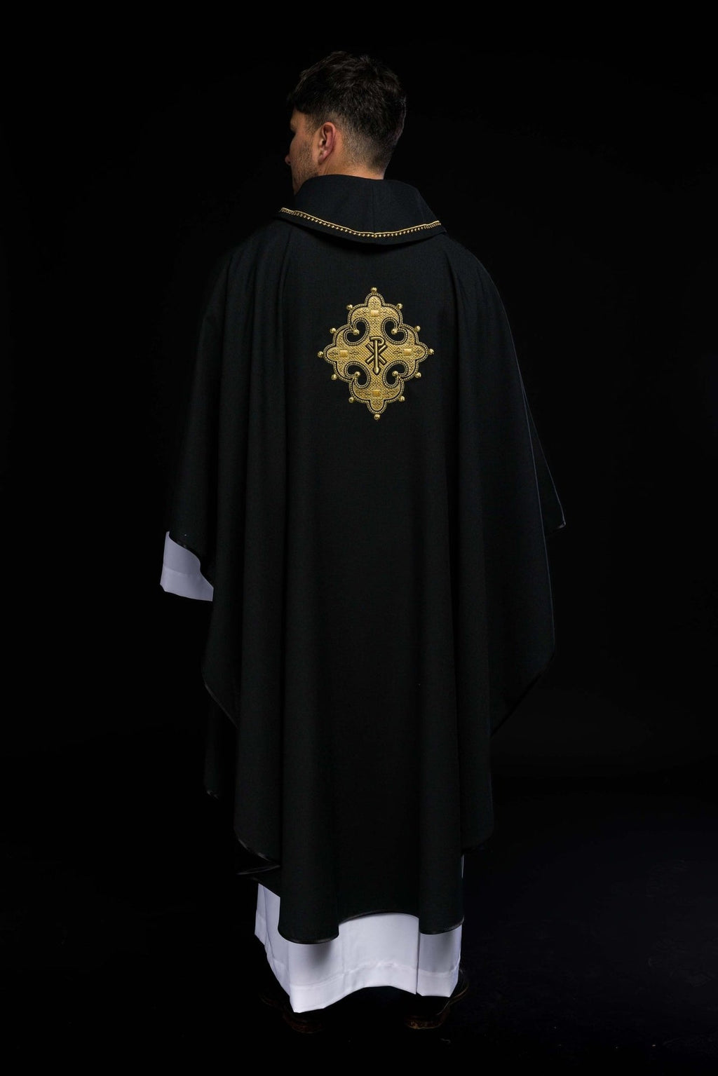Ornat z haftowanym krzyżem i złotą lamówką na kołnierzu w kolorze czarnym