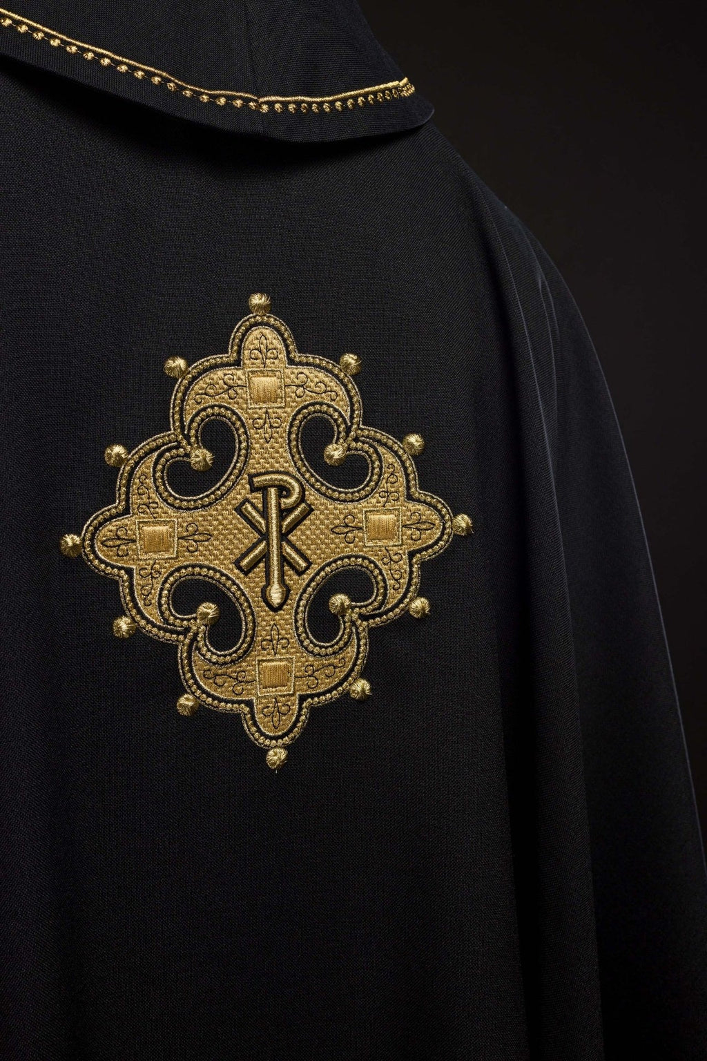 Ornat z haftowanym krzyżem i złotą lamówką na kołnierzu w kolorze czarnym