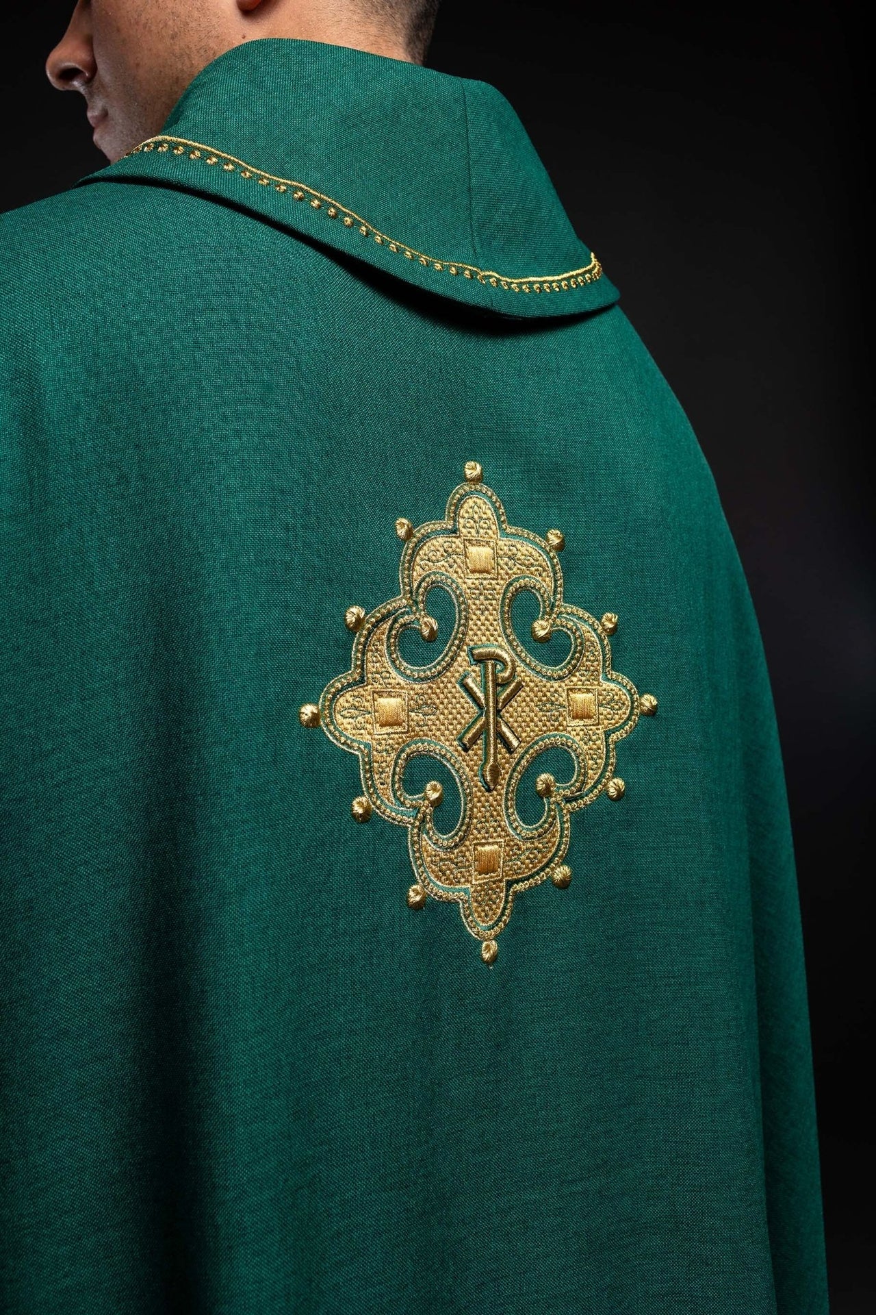 Ornat z haftowanym krzyżem i złotą lamówką na kołnierzu w kolorze zielonym