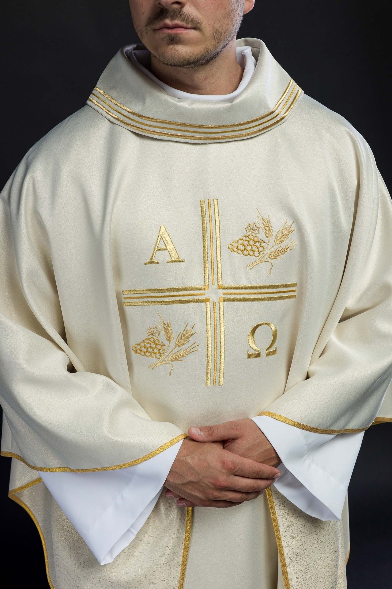 Ornat z haftowanym krzyżem oraz motywami Alfa i Omegi i kłosów w kolorze ecru