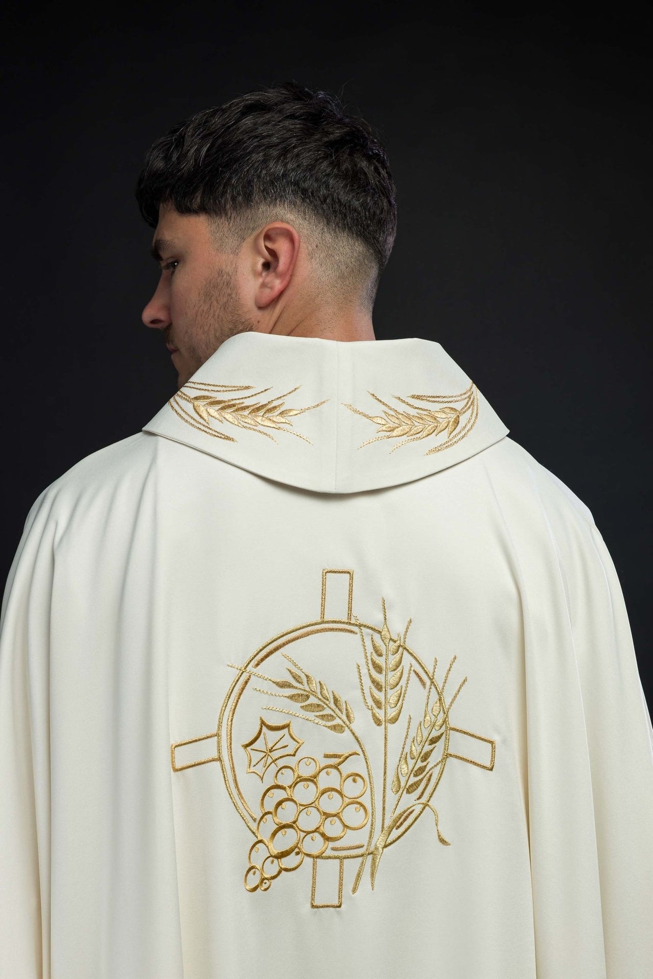 Ornat z haftowanym krzyżem oraz motywami kłosów w kolorze ecru