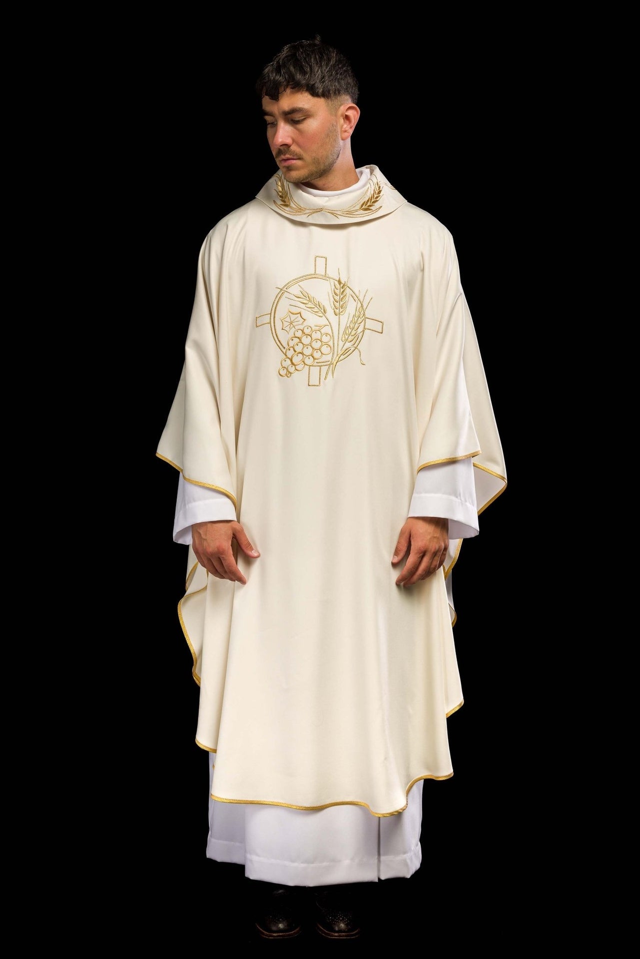 Ornat z haftowanym krzyżem oraz motywami kłosów w kolorze ecru