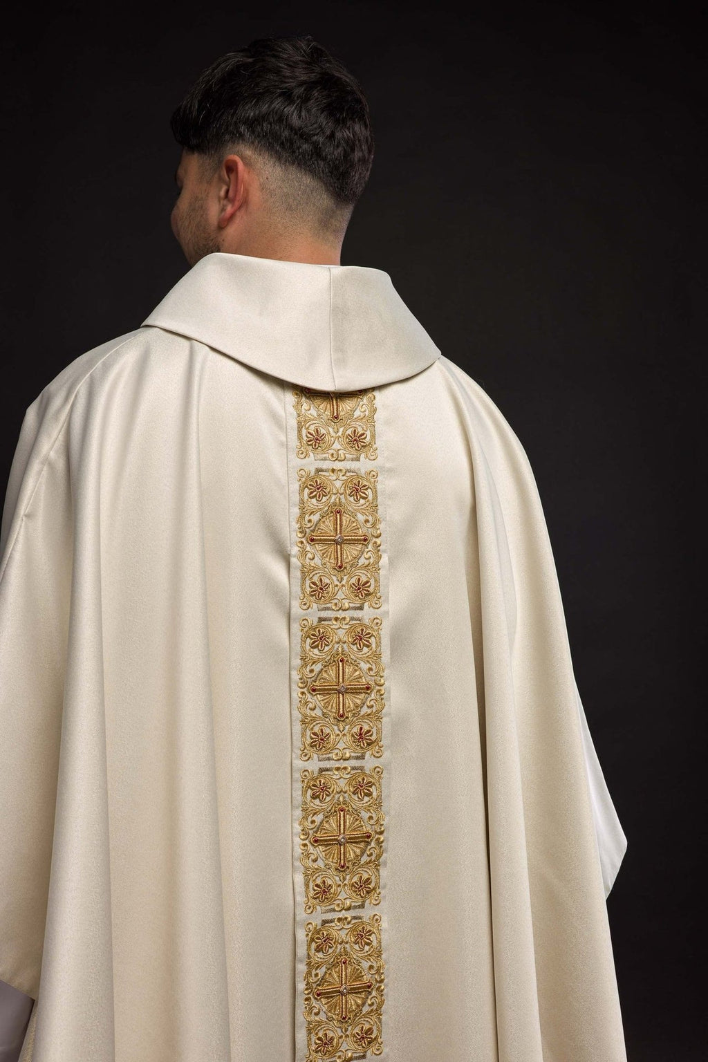 Ornat złoty bogato haftowany dekorowany kamieniami