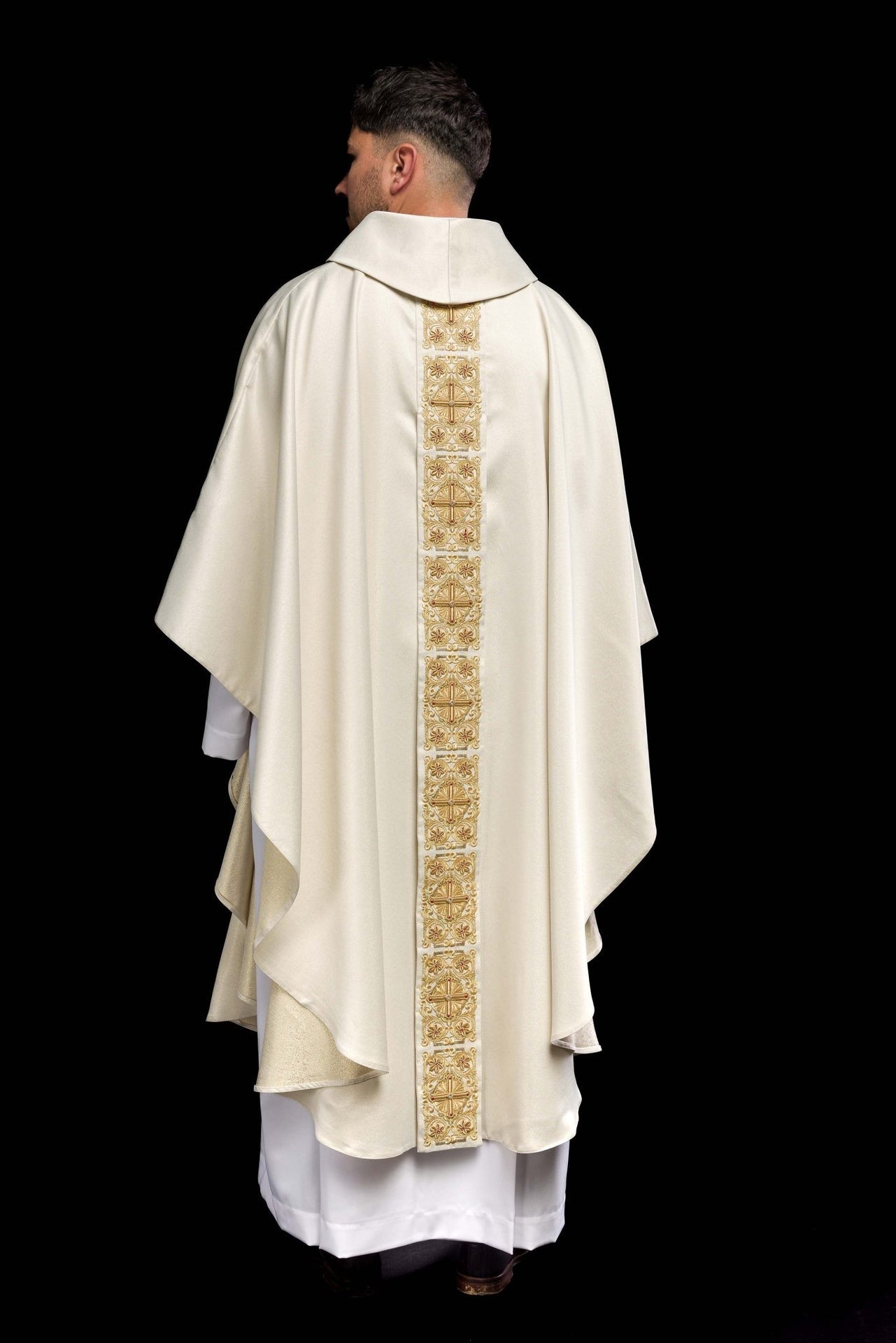 Ornat złoty bogato haftowany dekorowany kamieniami