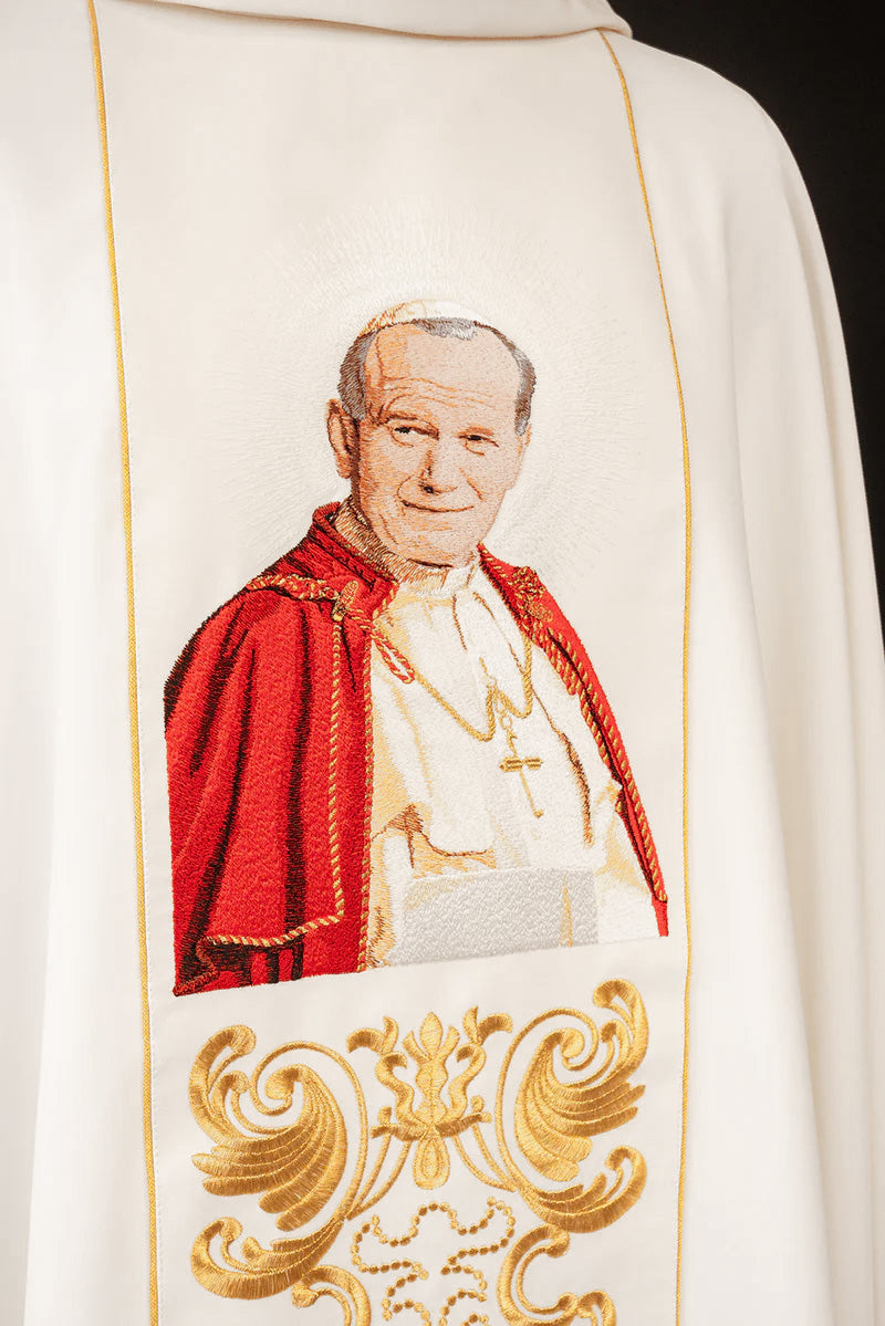 Messgewand mit einem Bild von Papst Johannes Paul II.