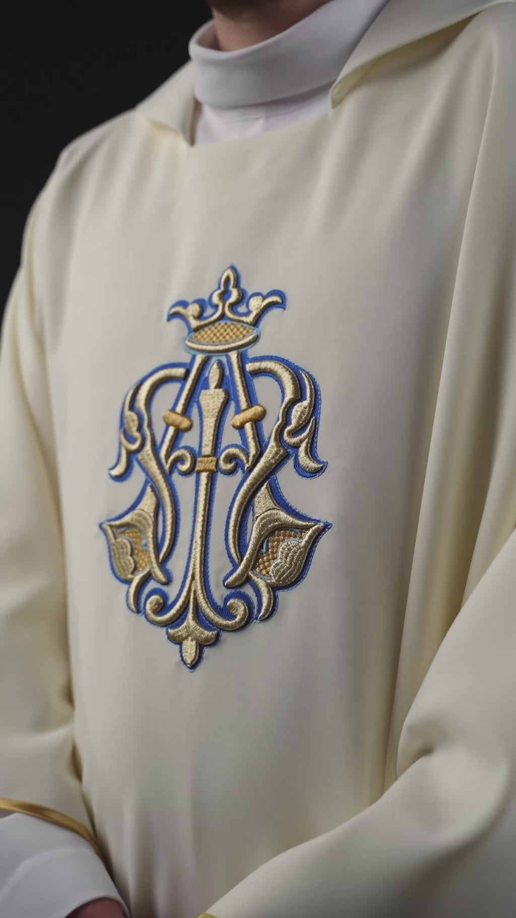 Ecru-farbenes besticktes Messgewand mit Marien-Symbol und breitem Kragen