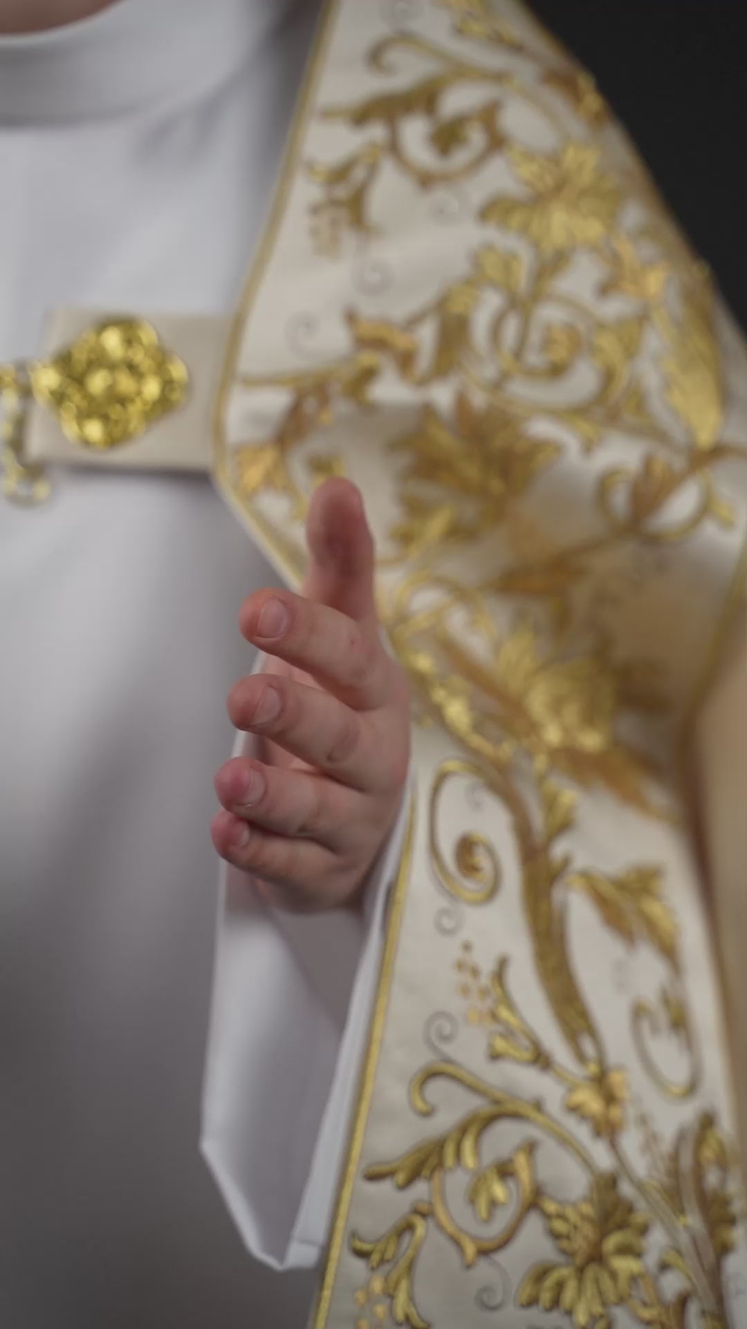 Römischer Umhang aus ecrufarbenem Satin mit gesticktem Herz des Herrn Jesus