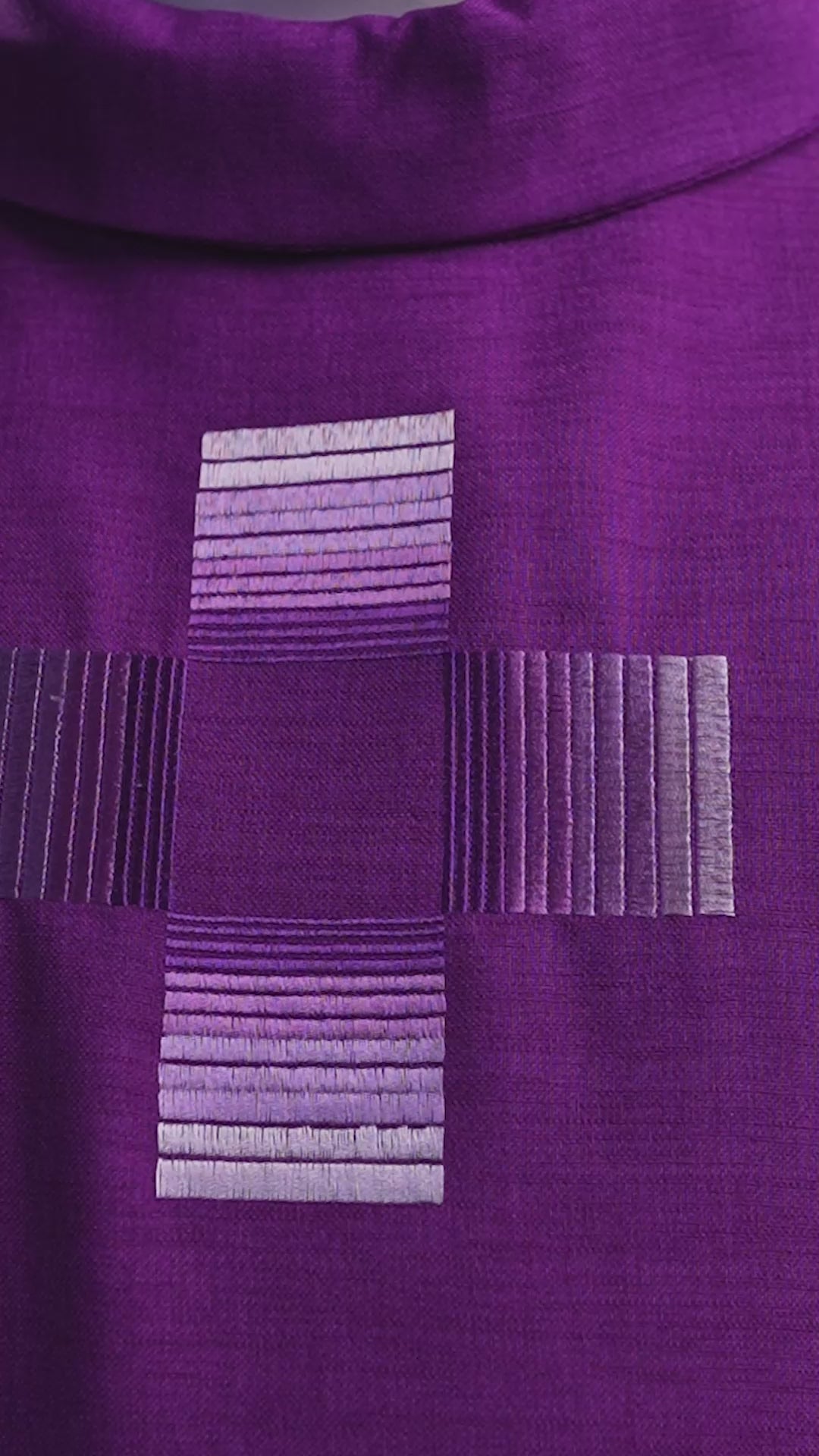 Messgewand mit gestickten Kreuzen in Lila